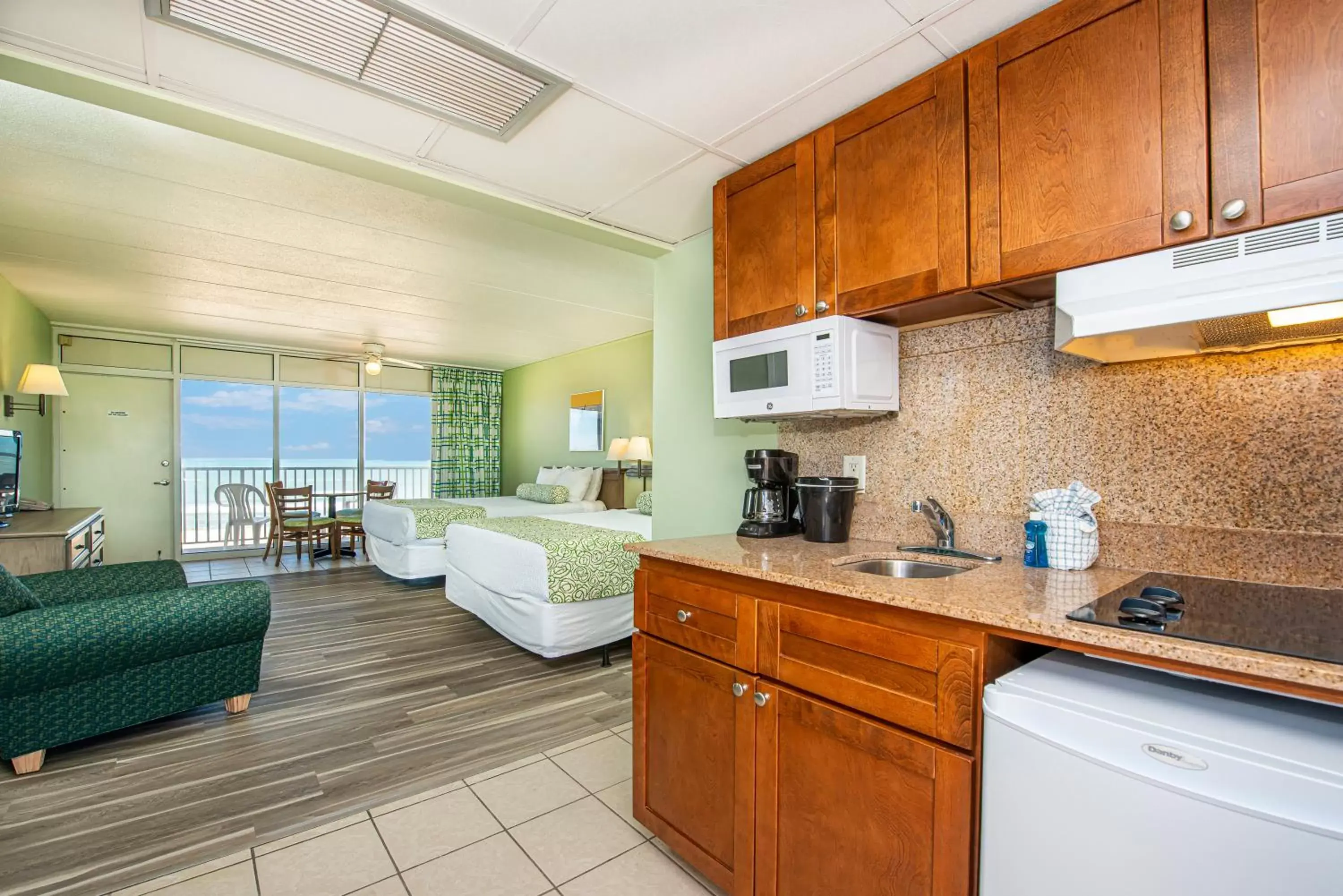 Kitchen/Kitchenette in The Schooner Inn