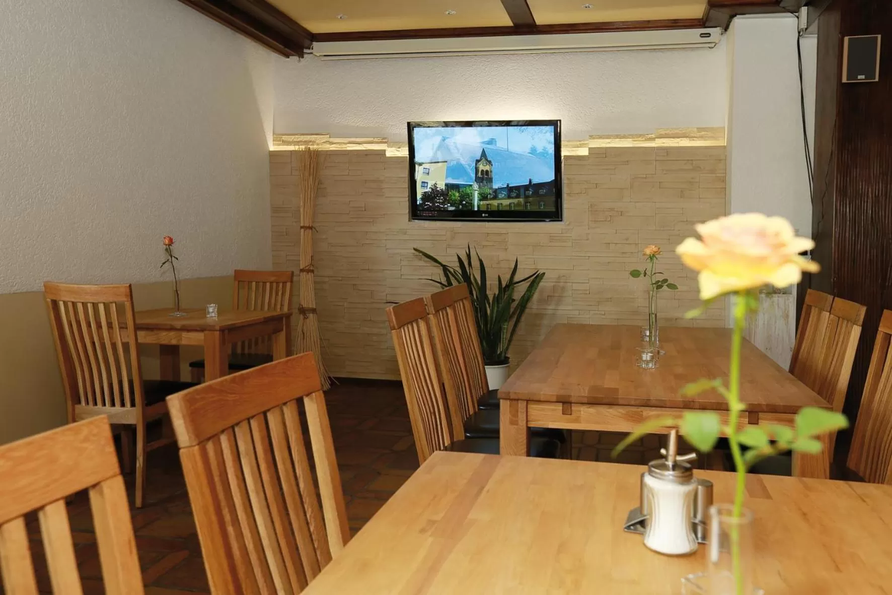 Restaurant/places to eat in Hotel Promenade