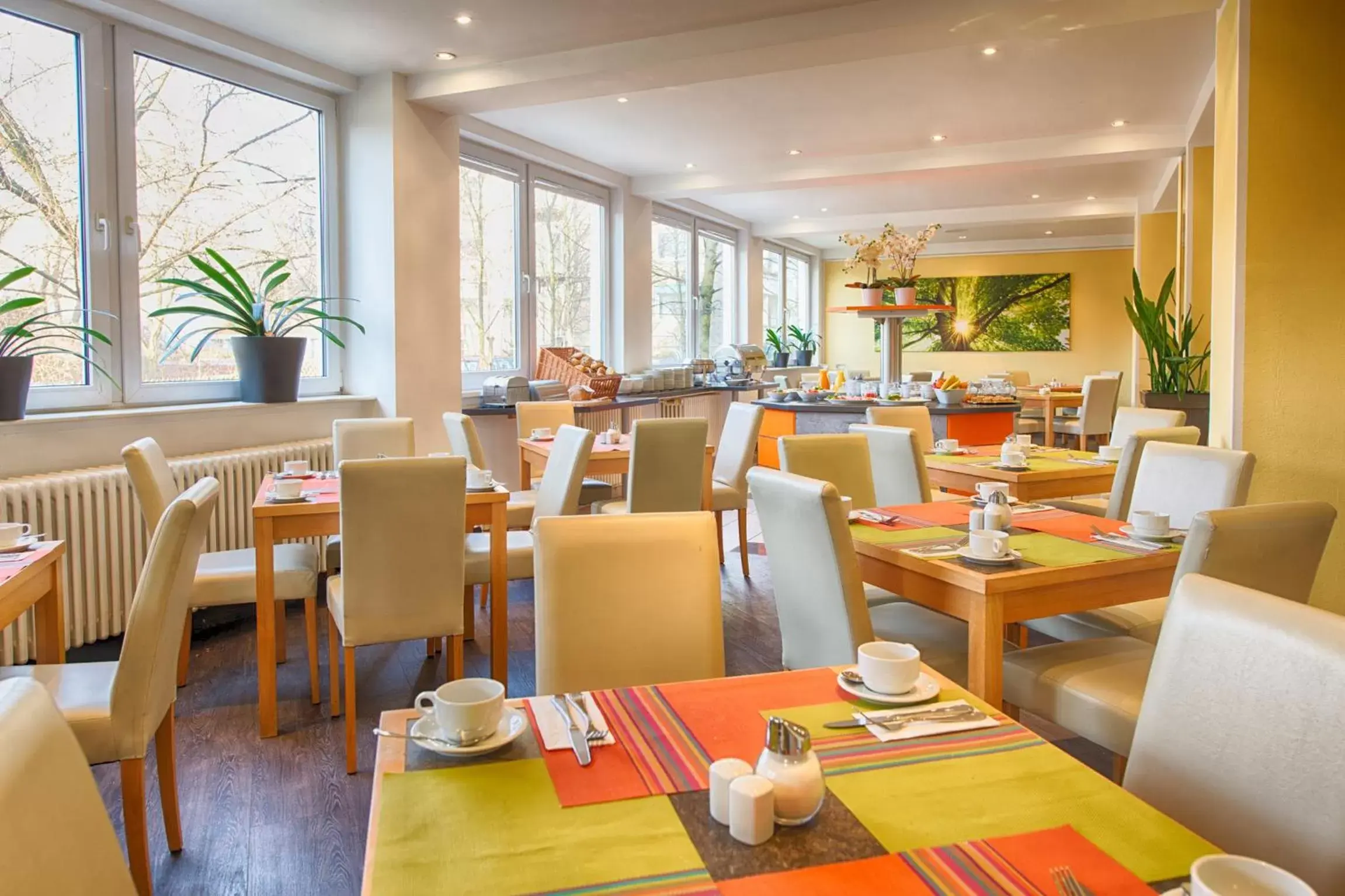 Buffet breakfast, Restaurant/Places to Eat in enjoy hotel Berlin City Messe