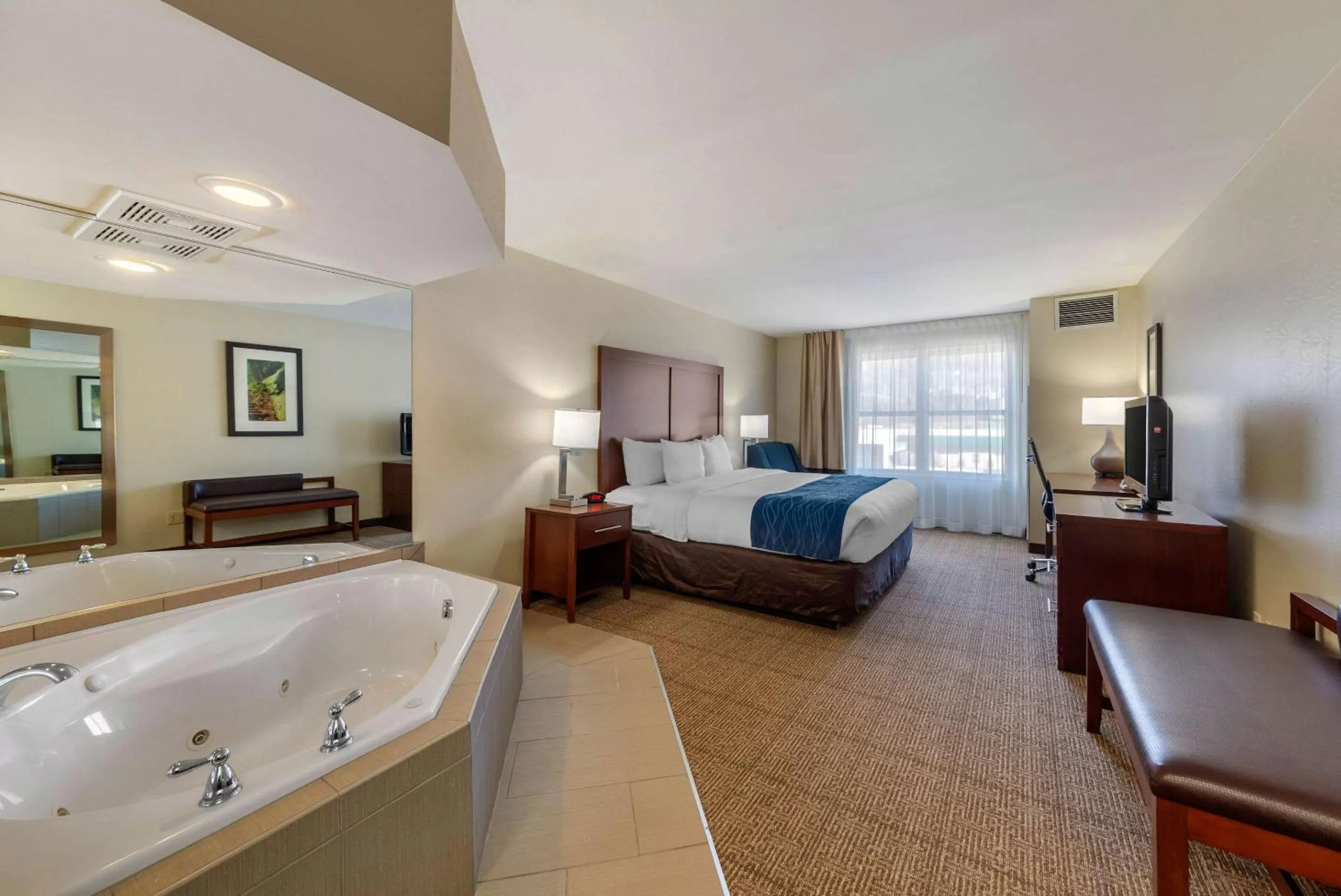 Photo of the whole room, Bed in Comfort Inn & Suites Northern Kentucky