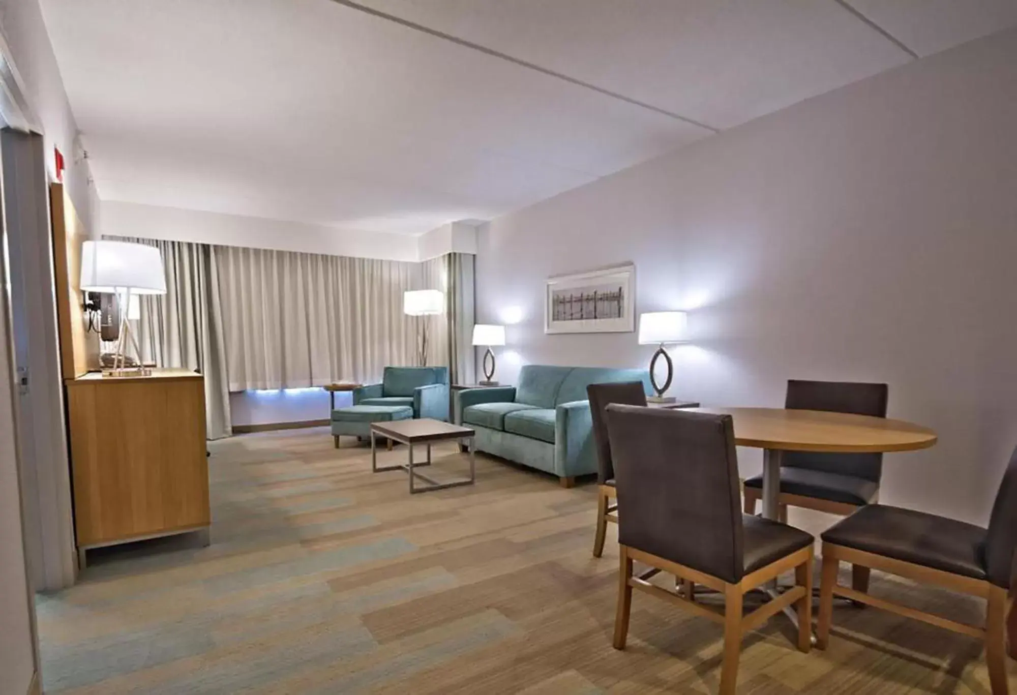 Living room, Seating Area in Holiday Inn Manahawkin/Long Beach Island, an IHG Hotel