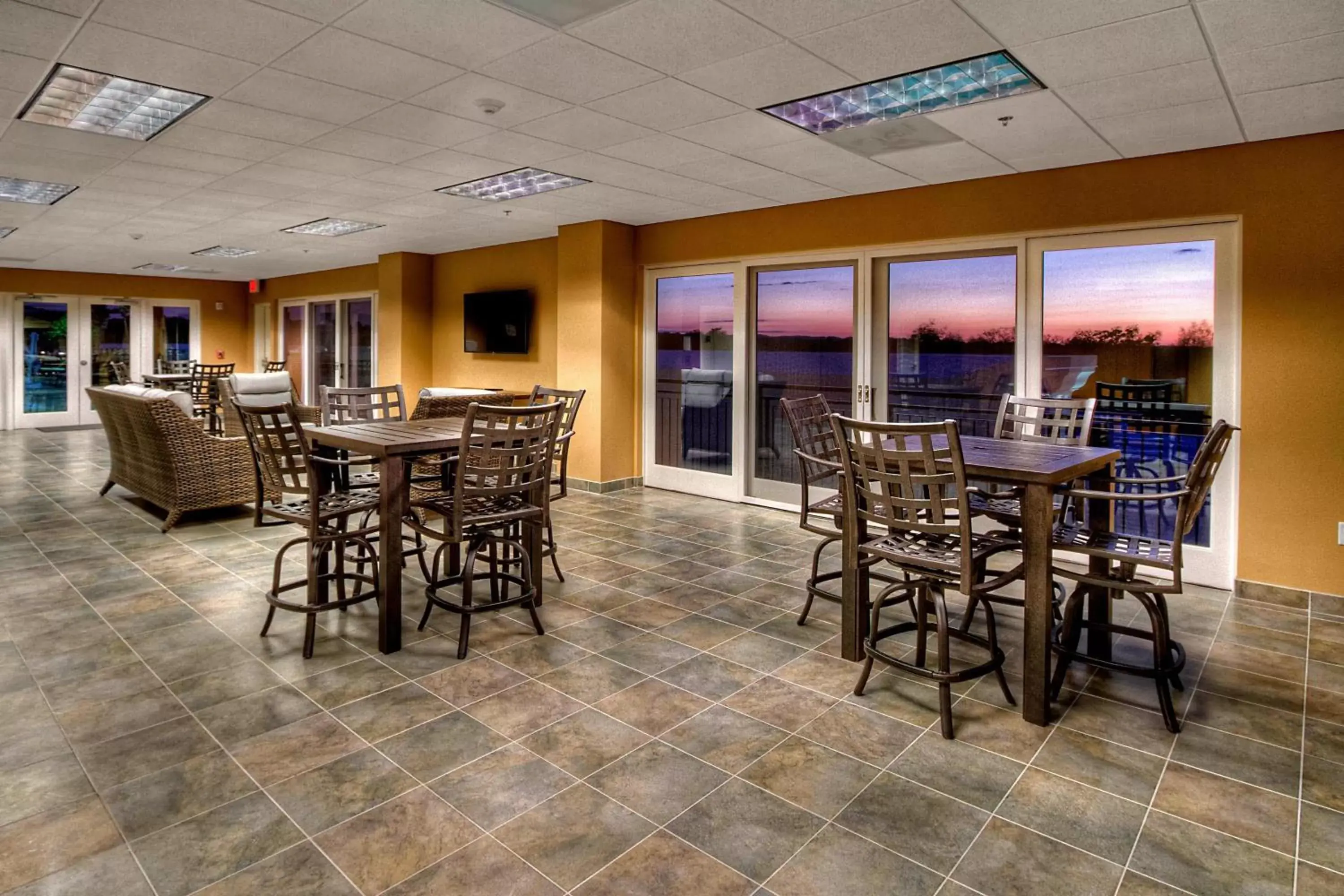 Swimming pool in Courtyard by Marriott Nashville Green Hills