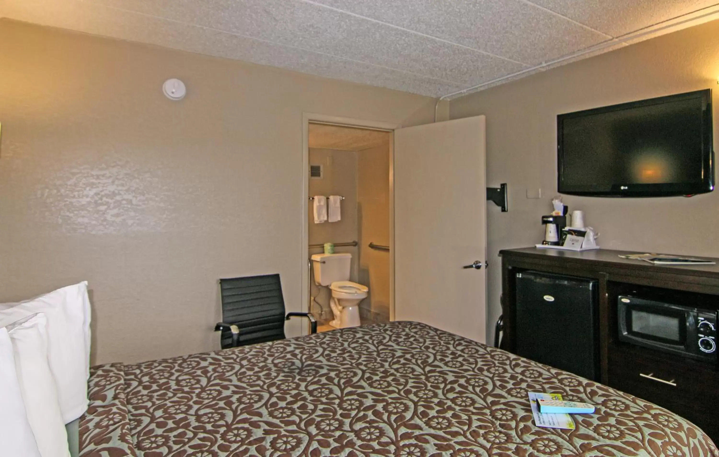 Bed in Days Inn & Suites by Wyndham Springfield on I-44