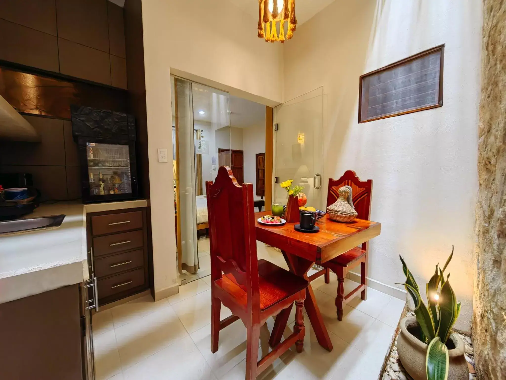 Kitchen or kitchenette, Dining Area in Le Muuch Hotel Boutique