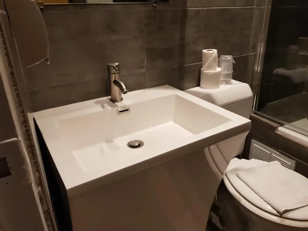 Bathroom in Hôtel du Maine