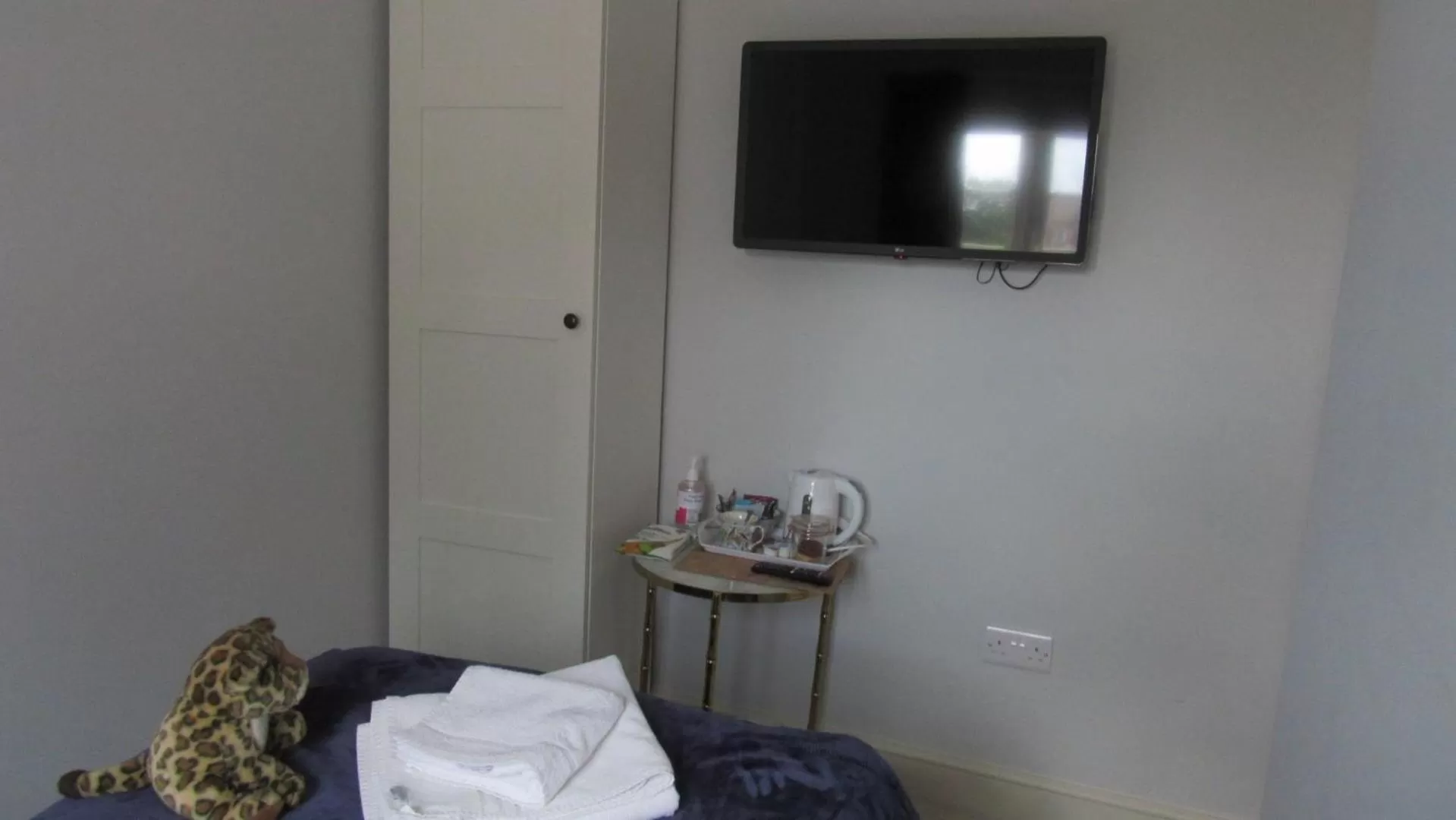 Shower, Bed in The Old Vicarage Hotel & Restaurant