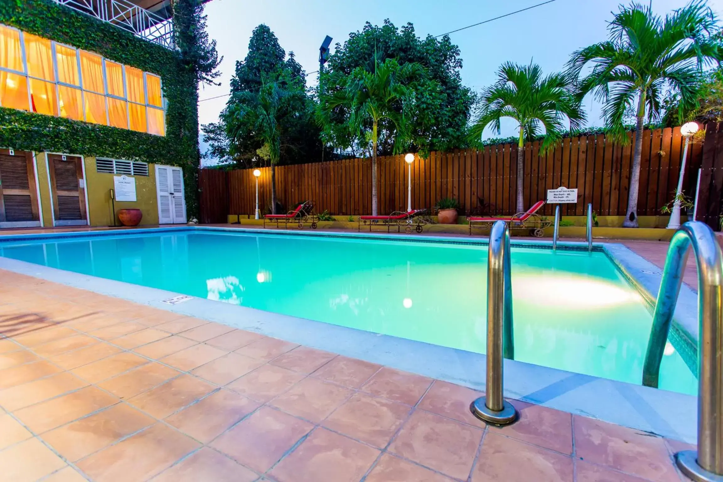 Swimming Pool in Altamont Court Hotel