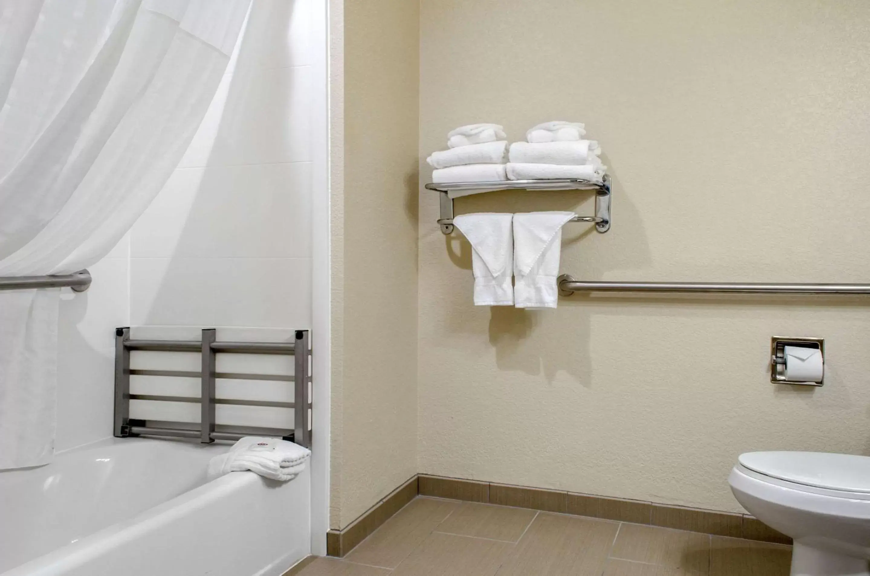 Bedroom, Bathroom in Comfort Inn & Suites Covington - Mandeville