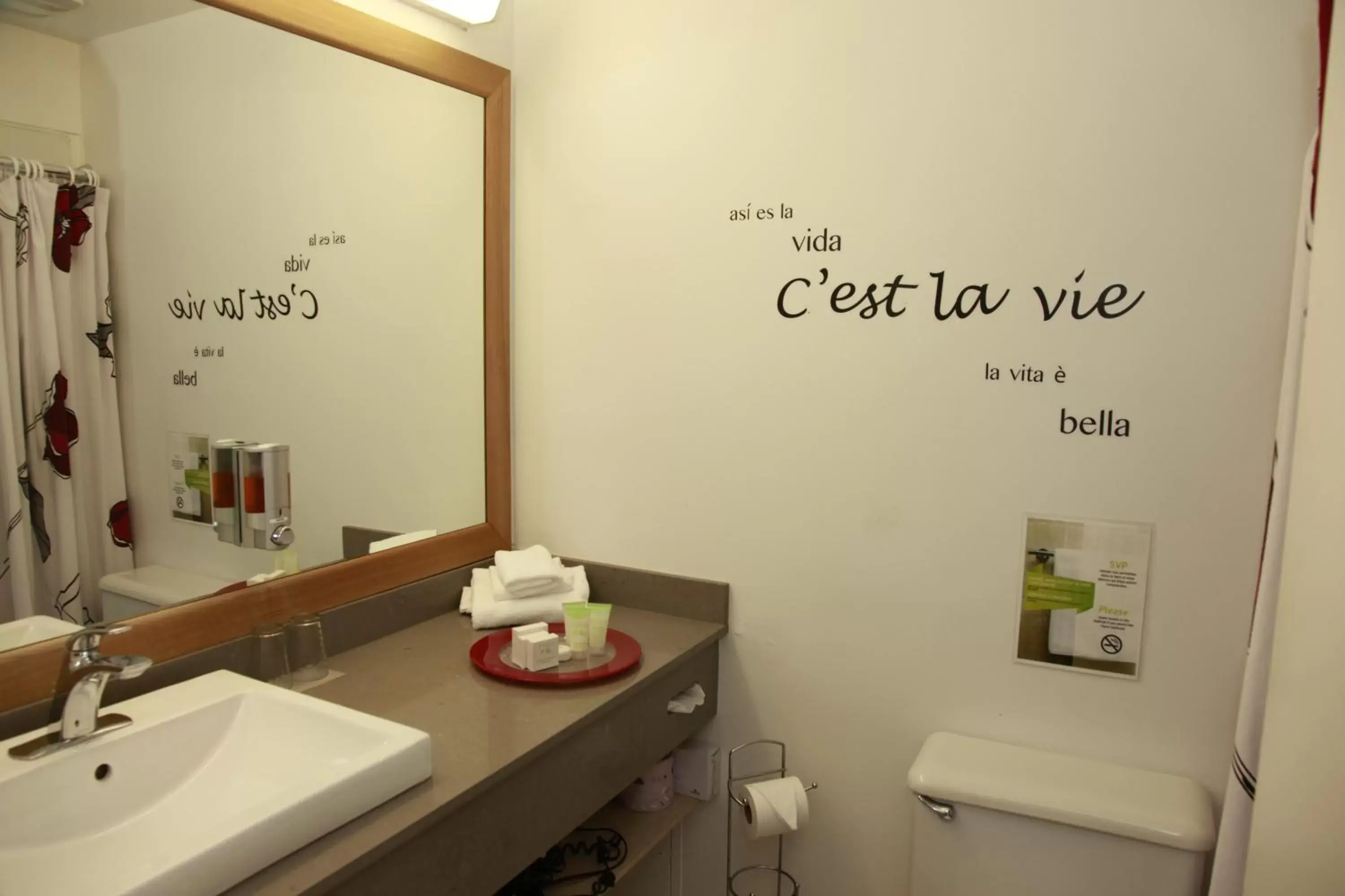 Bathroom in Hôtel Énergie Shawinigan