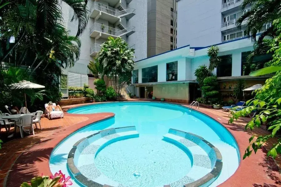 Swimming Pool in Manhattan Hotel Bangkok