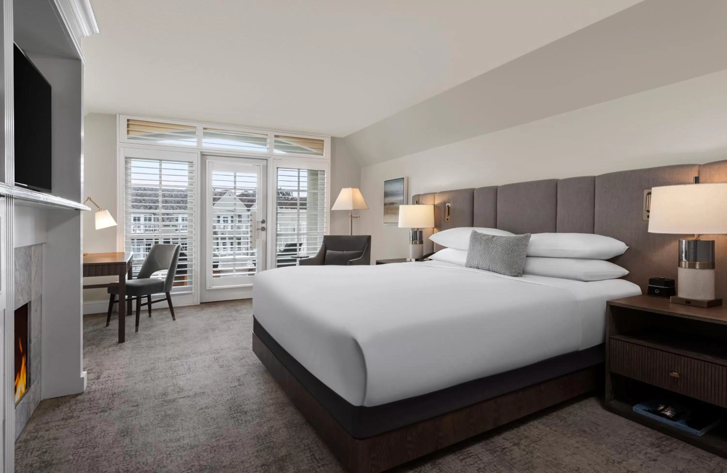 Bed in L'Auberge Del Mar Resort and Spa