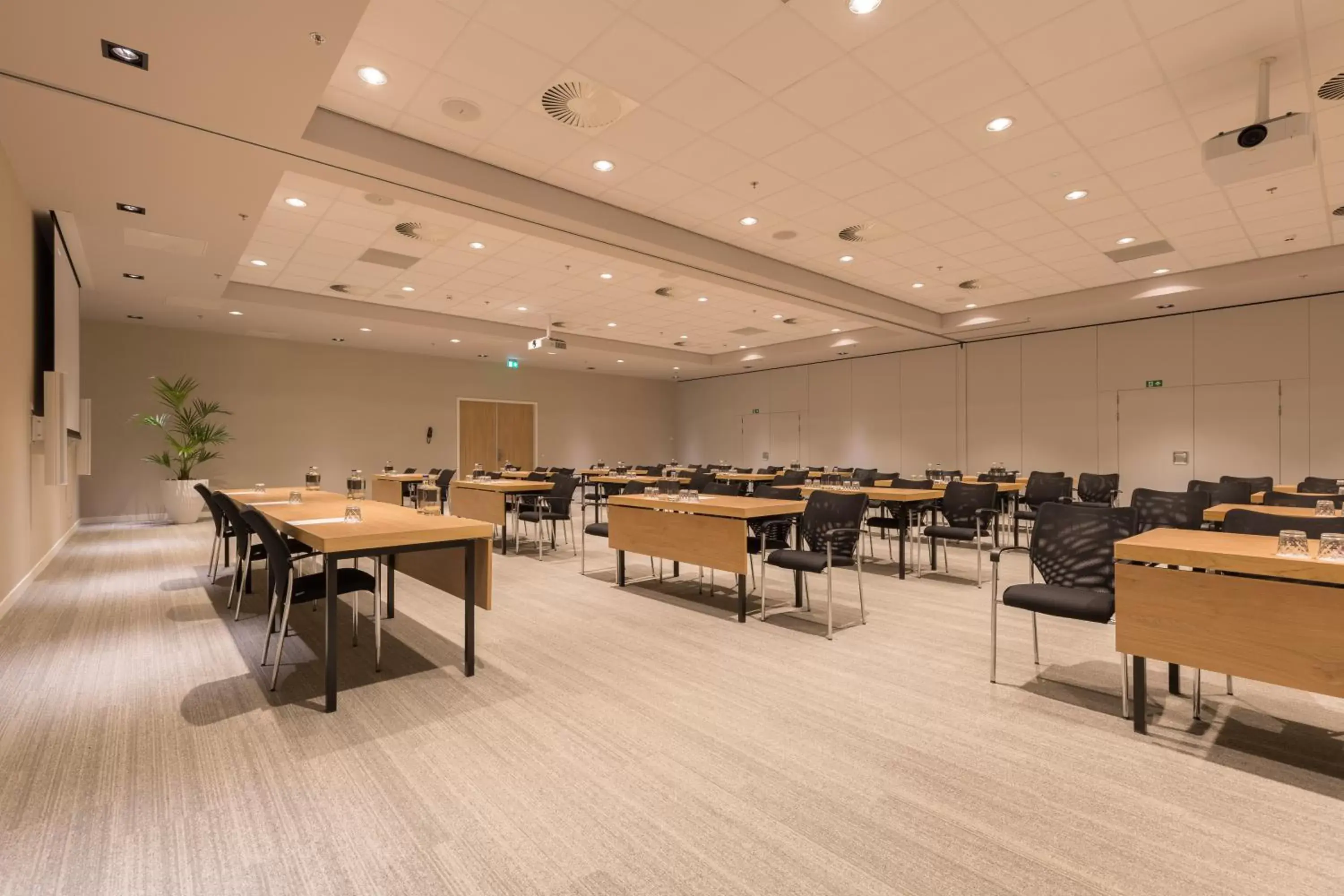 Meeting/conference room, Restaurant/Places to Eat in Crowne Plaza Utrecht - Central Station, an IHG Hotel