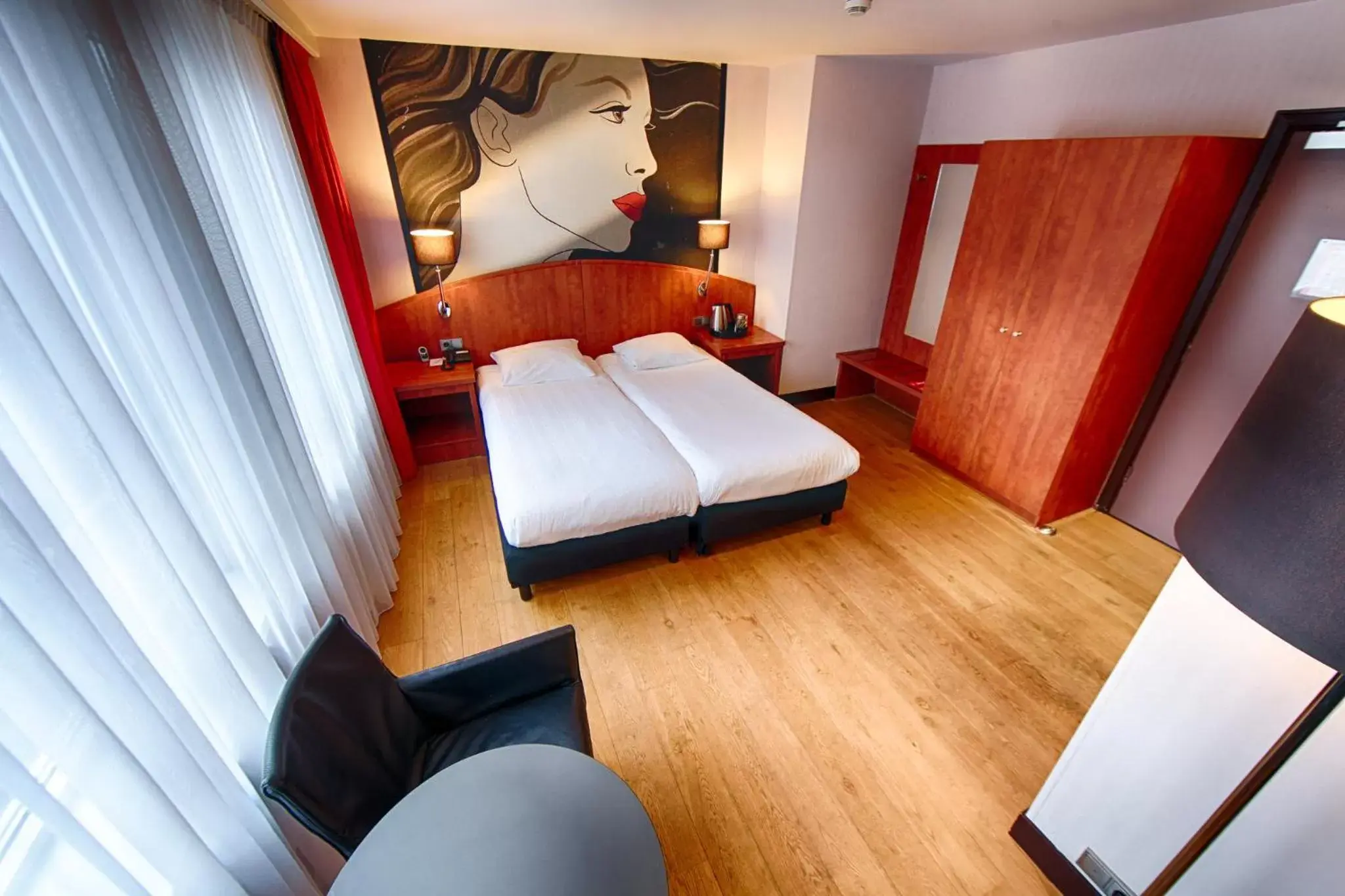 Photo of the whole room in Leonardo Hotel Utrecht City Center