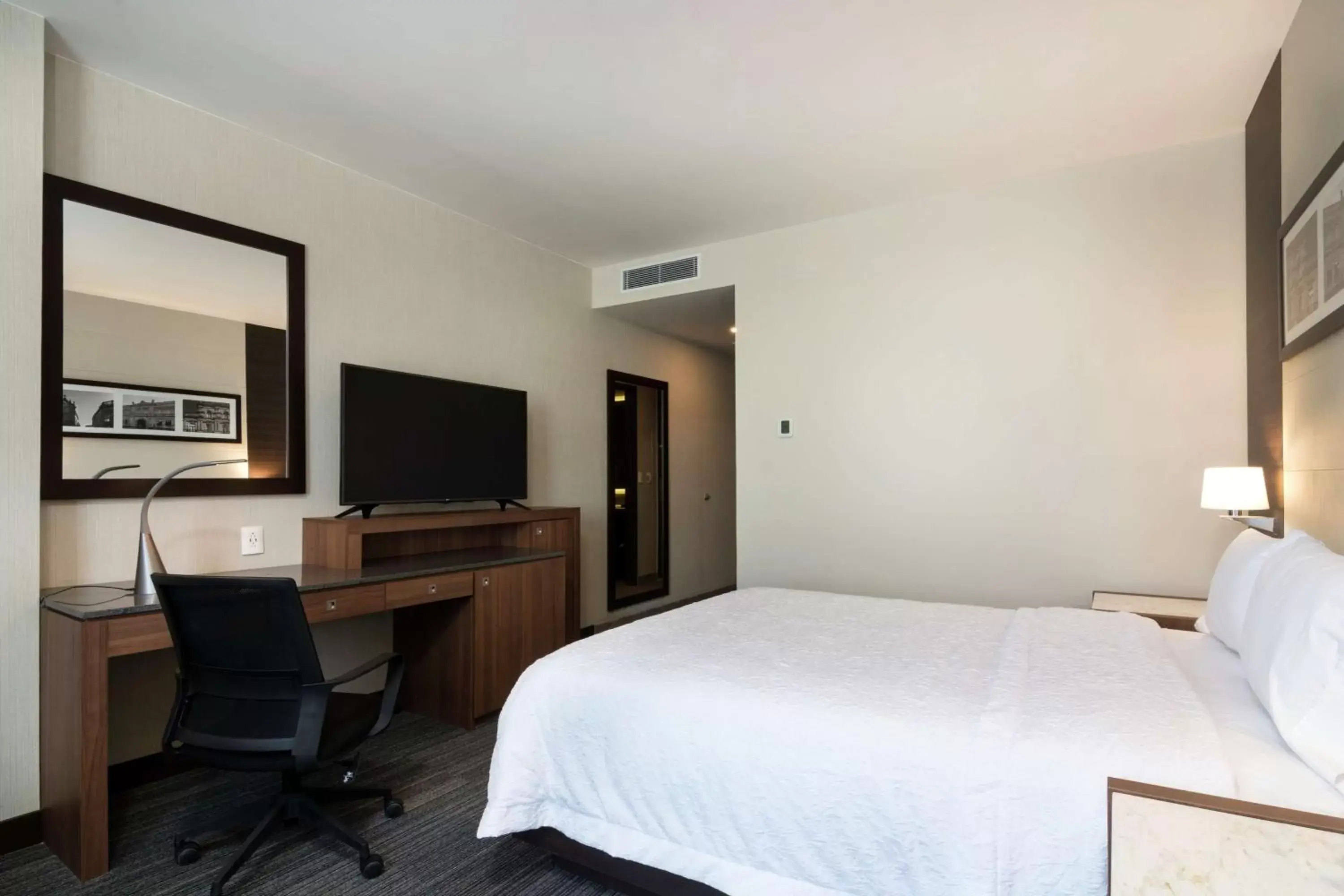 Bedroom, Bed in Hampton Inn By Hilton San Luis Potosi