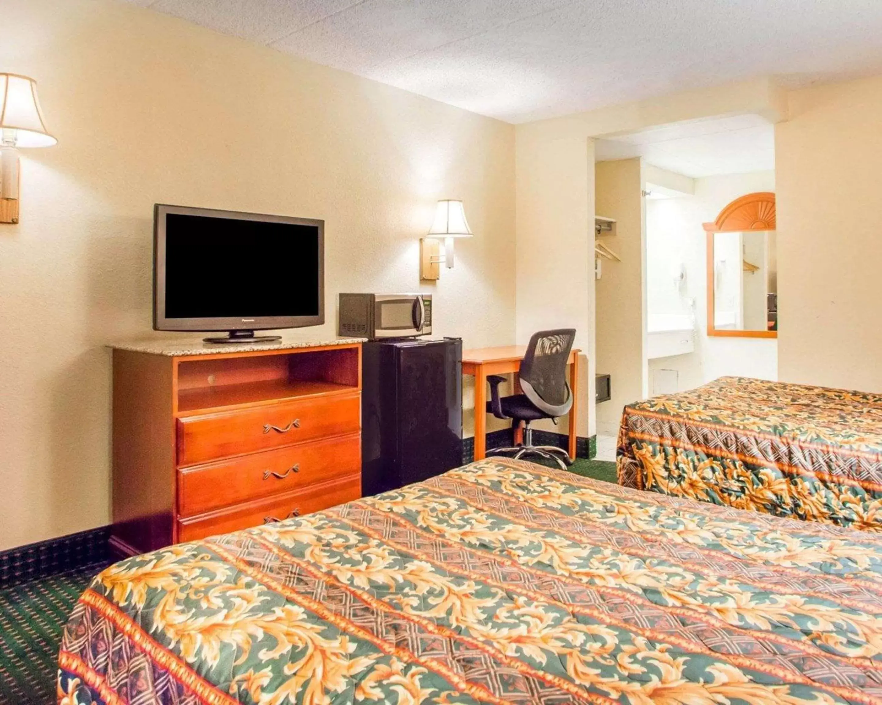 Photo of the whole room, Bed in Rodeway Inn Mount Laurel Hwy 73