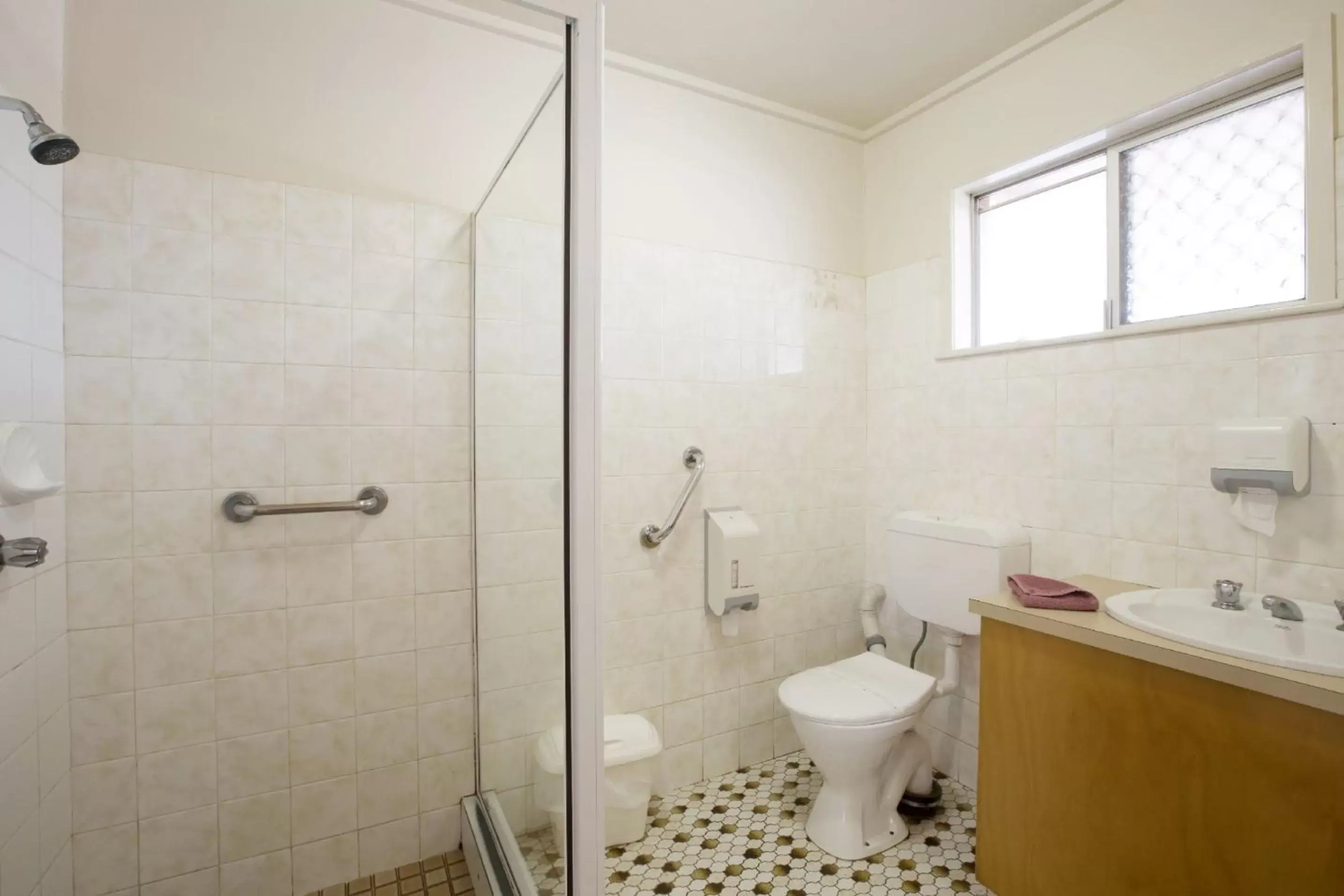 Shower, Bathroom in Wilsonton Hotel Toowoomba