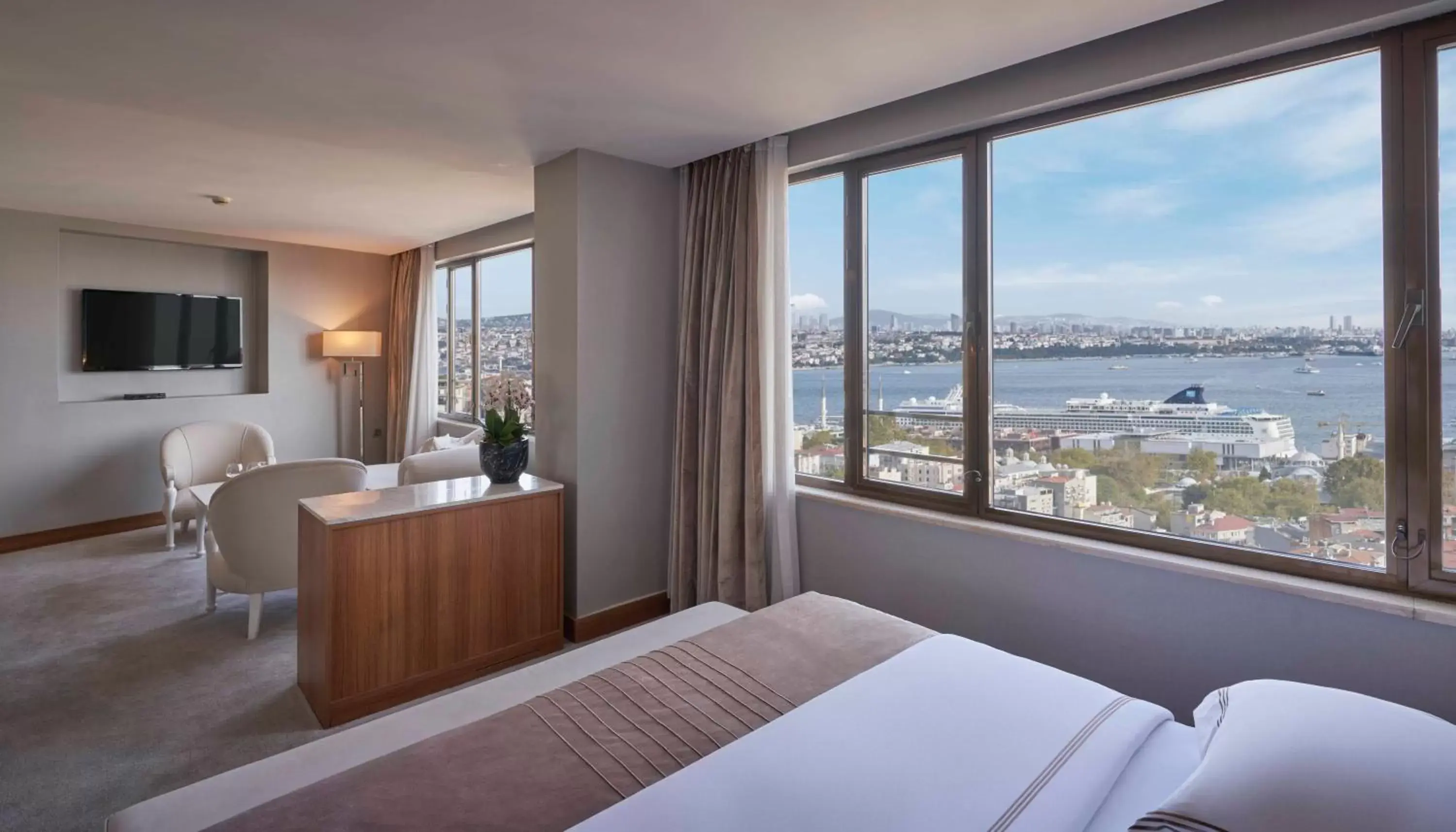 Senior Suite Bosphorus View in Richmond Istanbul Senior Suite Bosphorus View in Richmond Istanbul