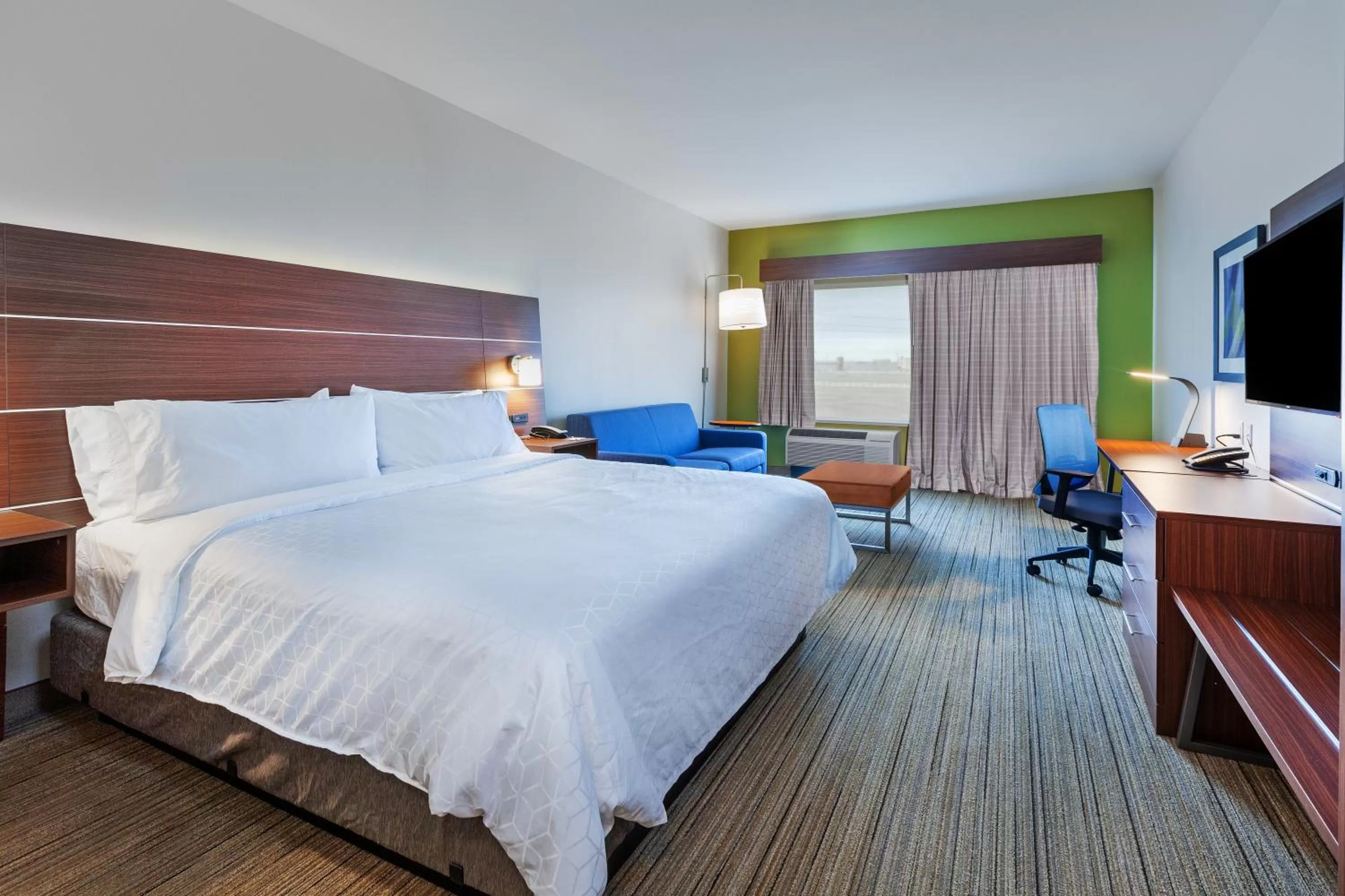 Photo of the whole room, Bed in Holiday Inn Express & Suites - Tulsa Northeast - Owasso by IHG