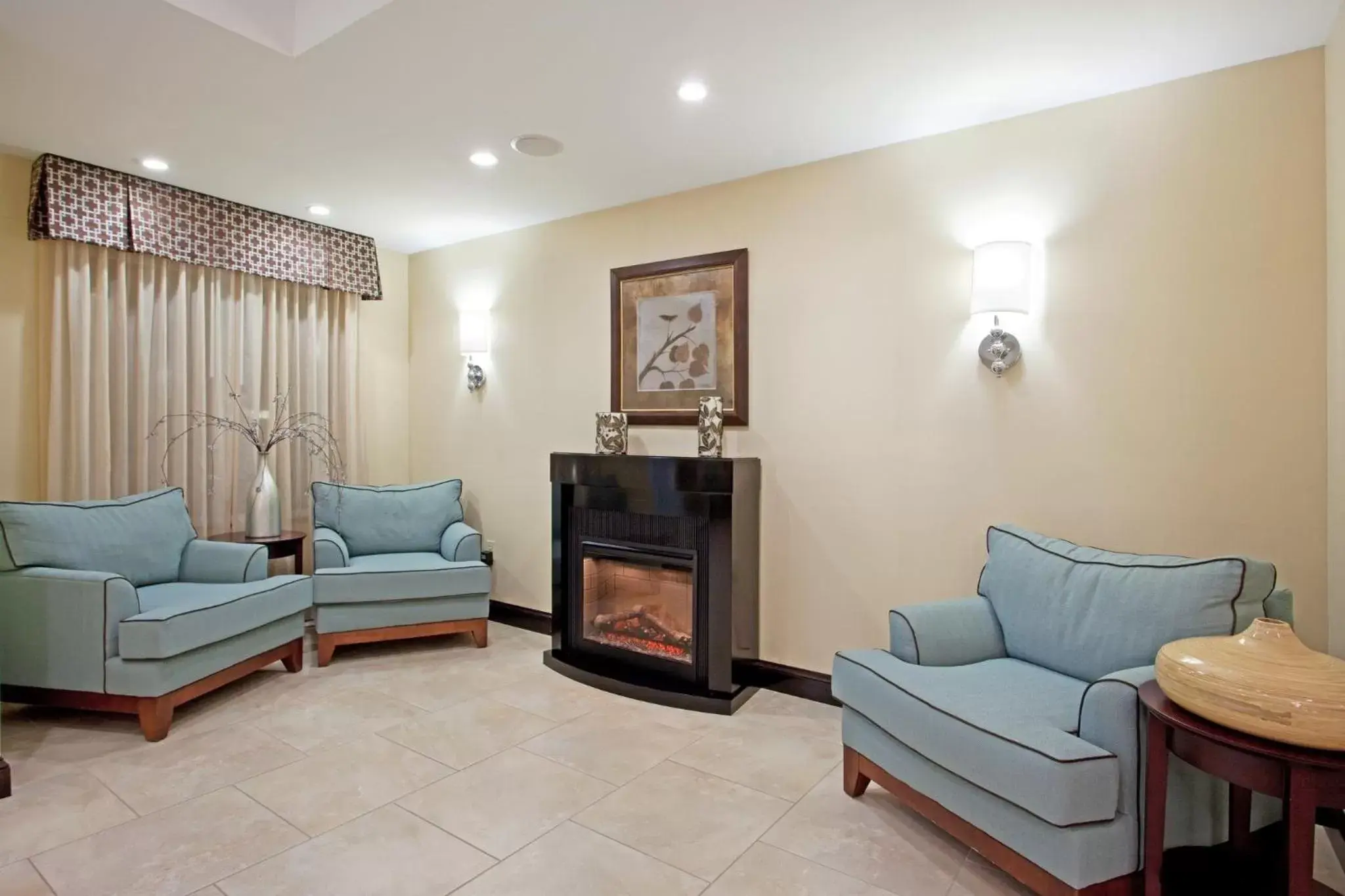 Property building, Seating Area in Holiday Inn Express and Suites Meriden, an IHG Hotel