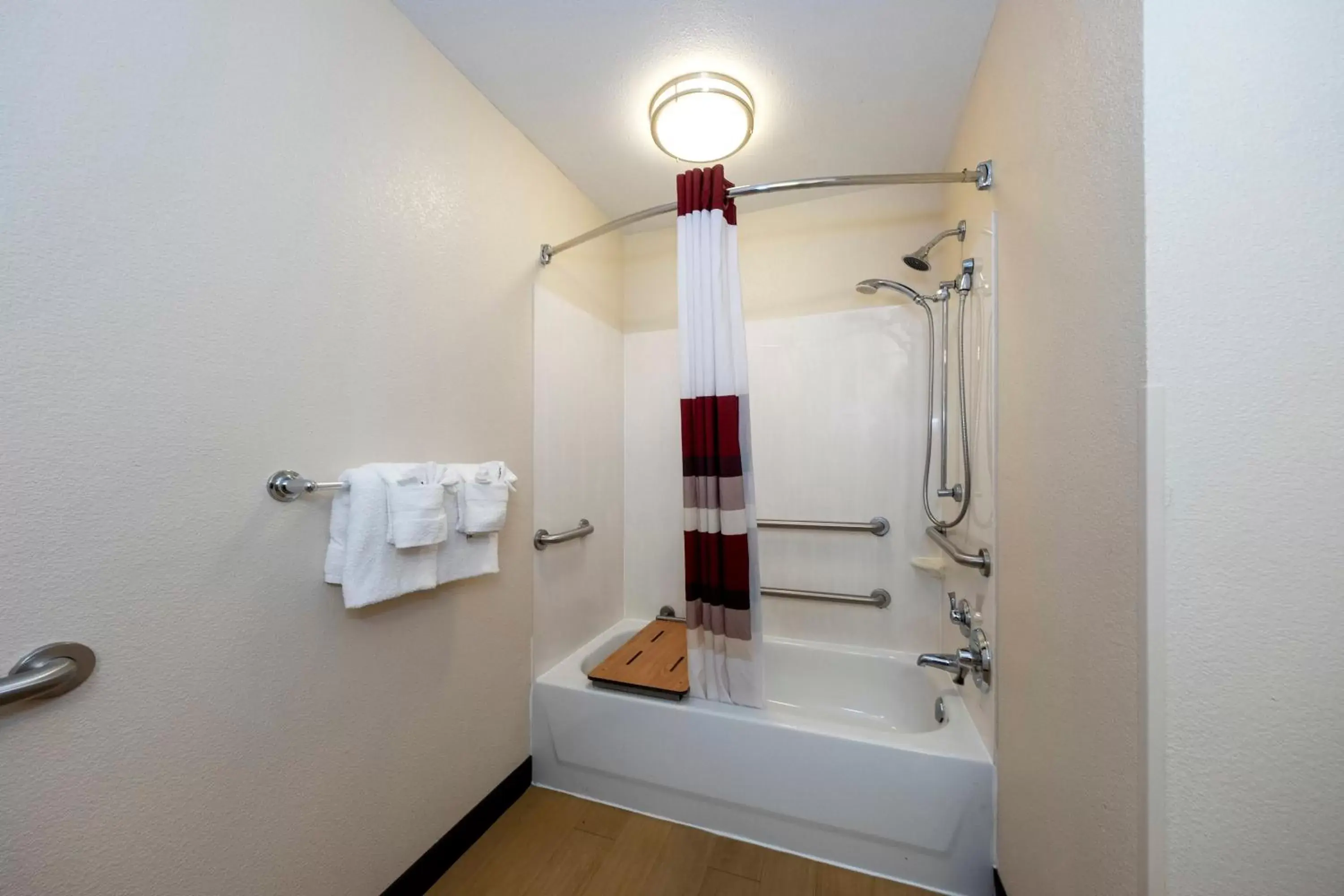 Bathroom in Red Roof Inn Myrtle Beach Hotel - Market Commons
