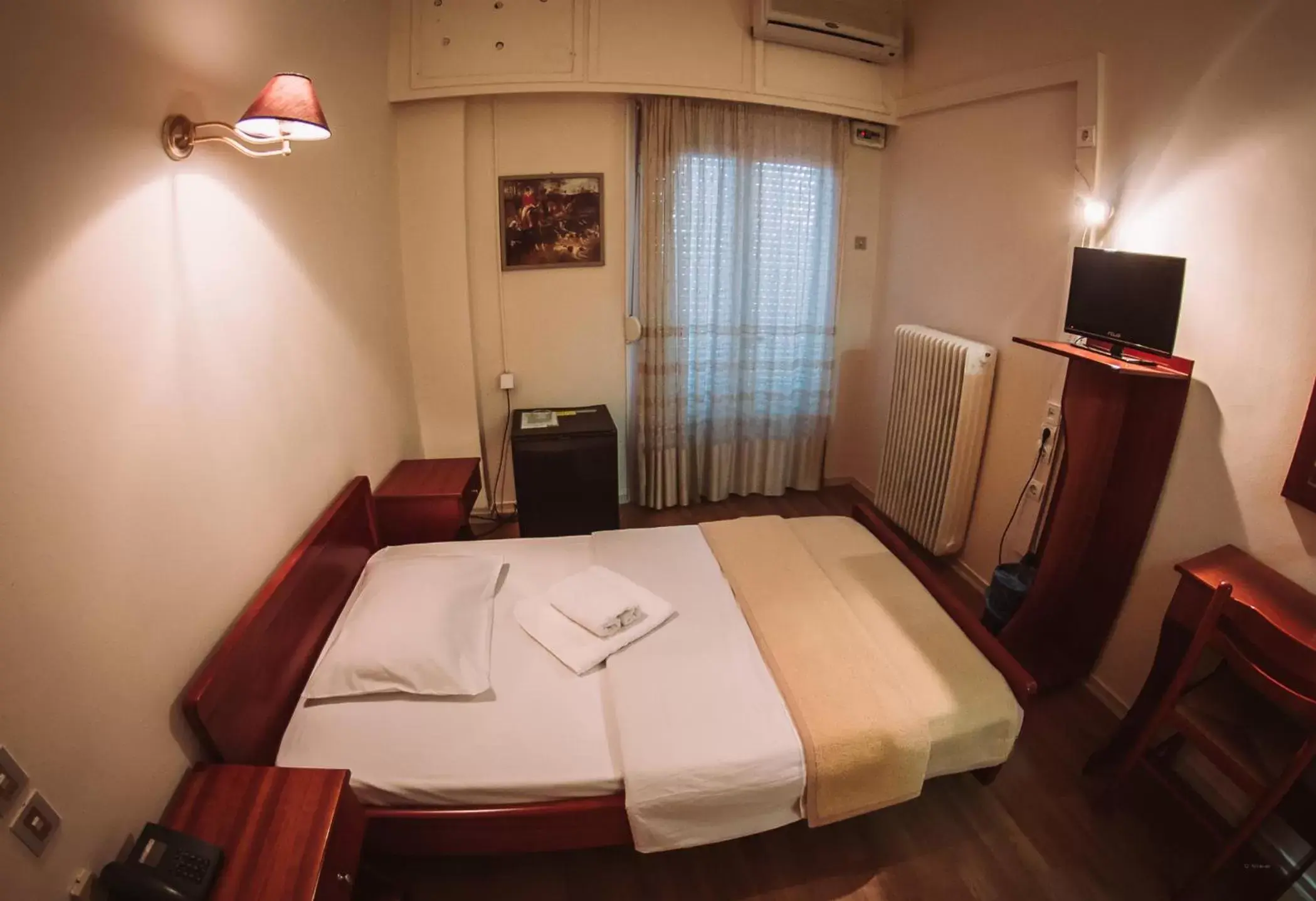 Photo of the whole room, Bed in Hotel King Pyrros