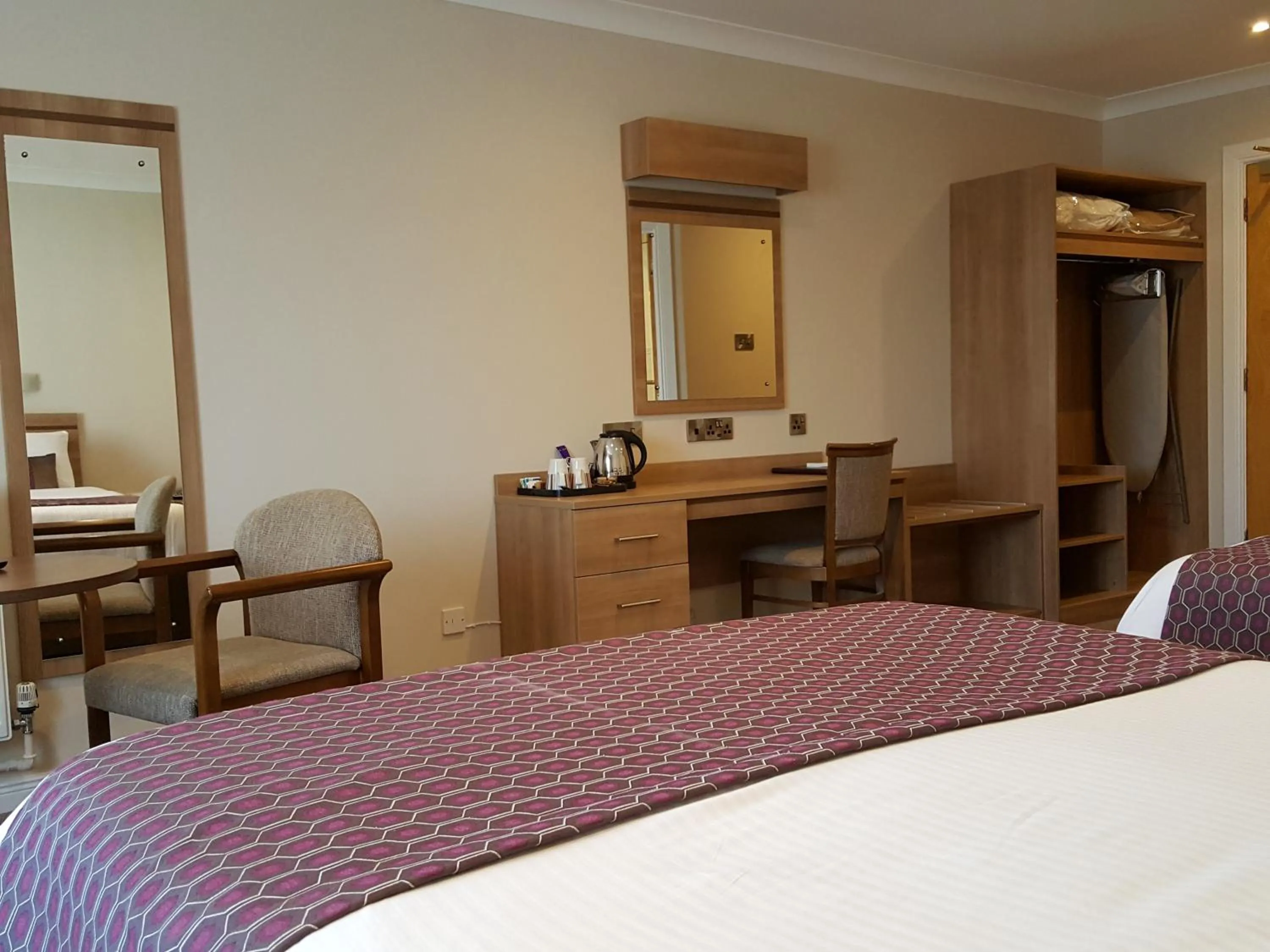 Bedroom, Bed in The Lodge Hotel