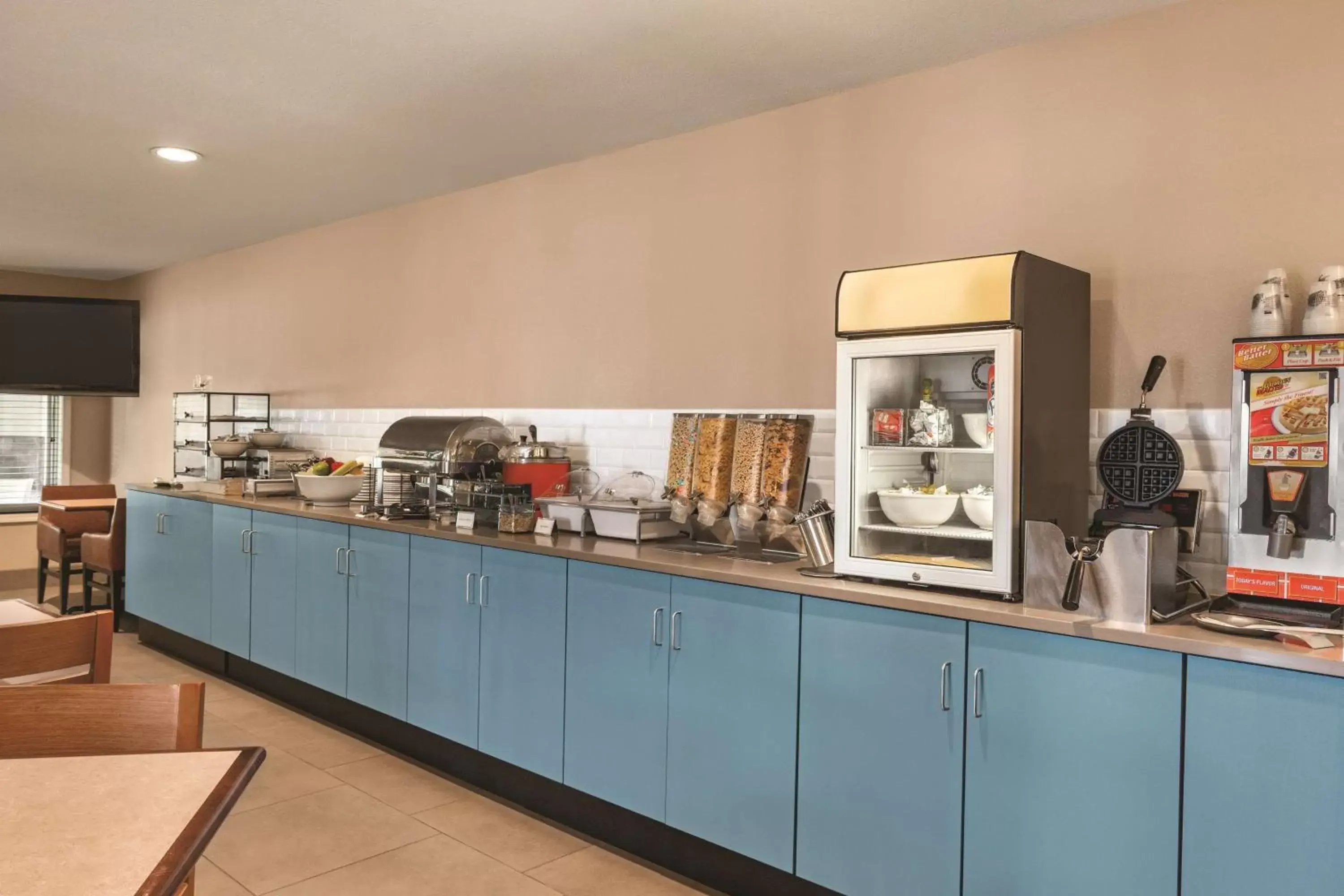 Restaurant/places to eat, Kitchen/Kitchenette in Country Inn & Suites by Radisson, Buffalo, MN