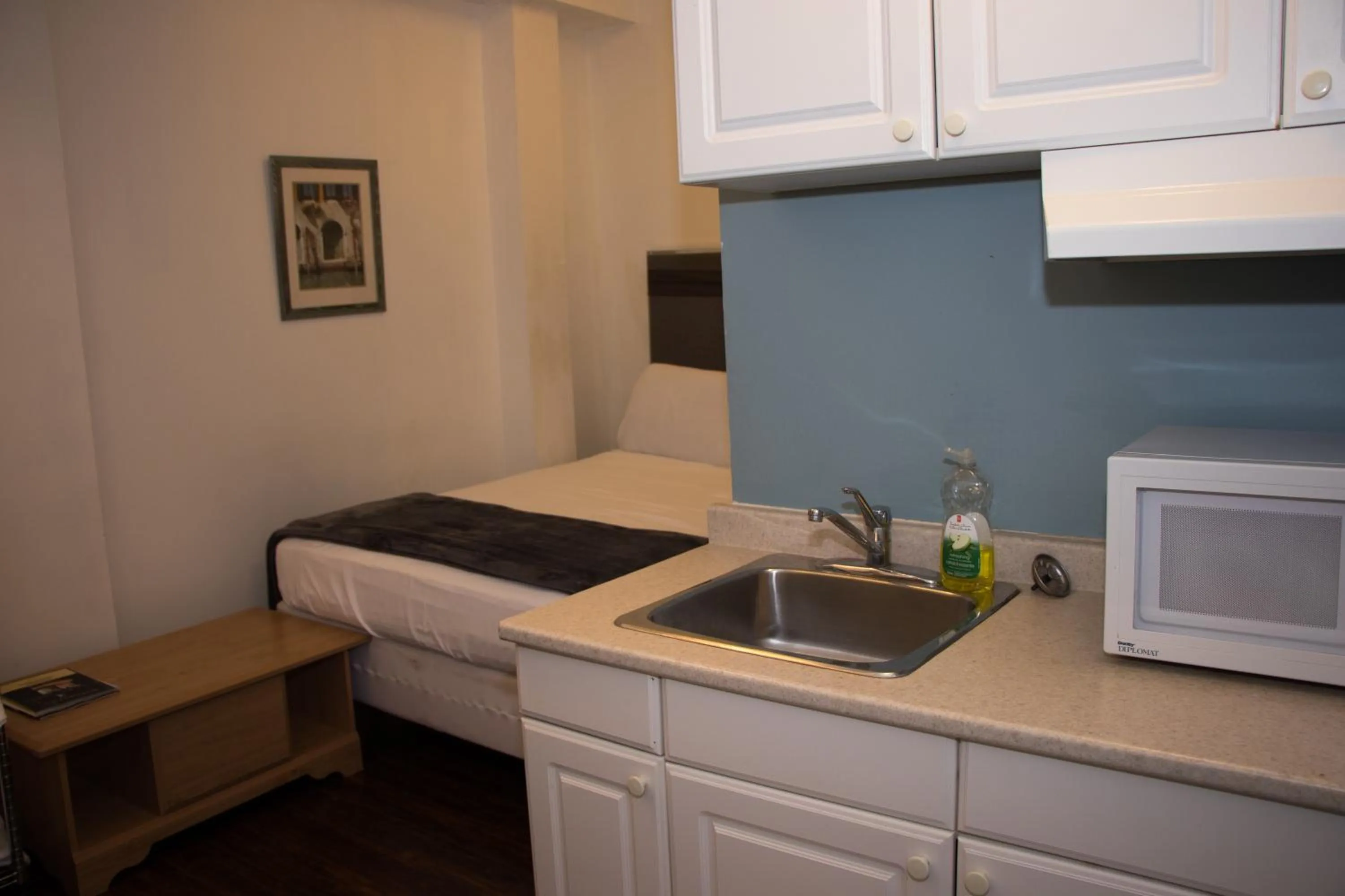Kitchen or kitchenette, Bed in Saint Lawrence Residences and Suites