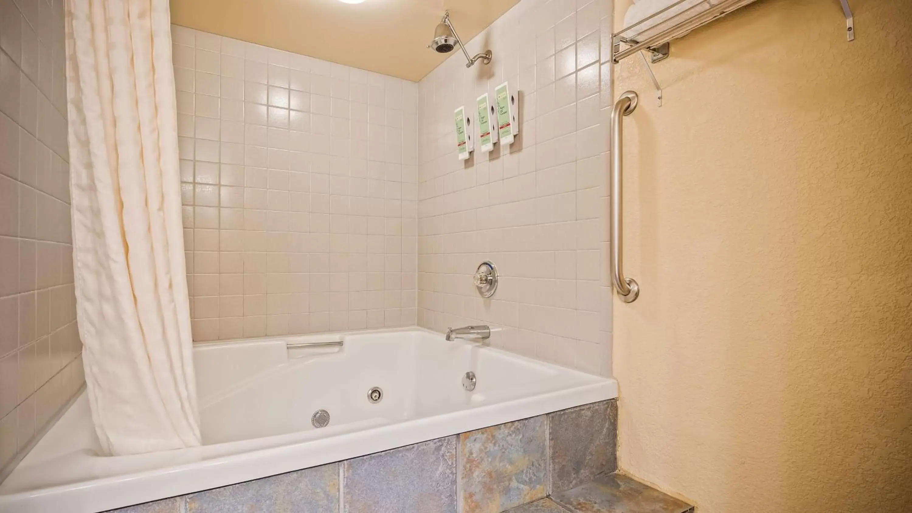 Photo of the whole room, Bathroom in Best Western Center Pointe Inn