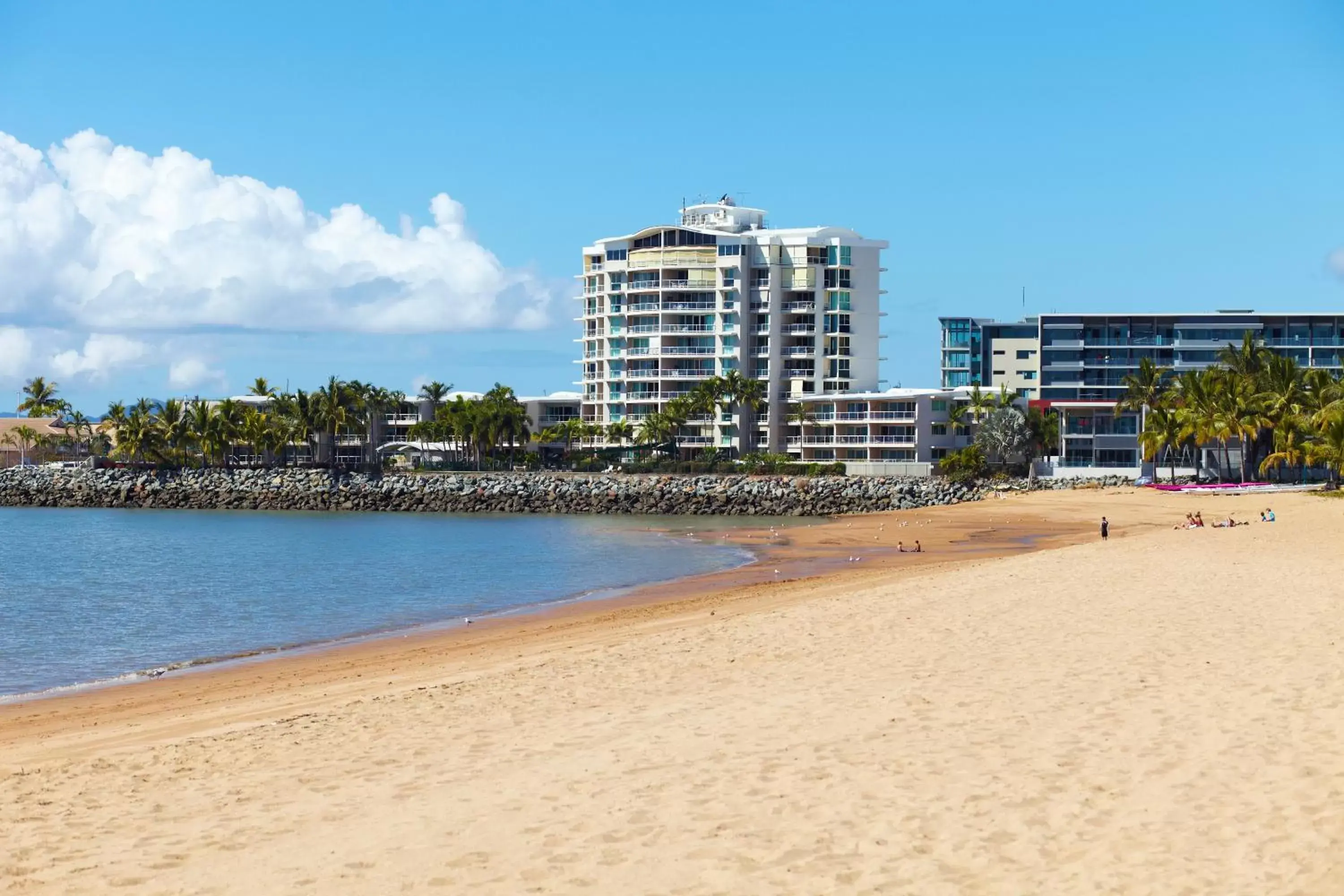 Day, Beach in Mariners North Holiday Apartments