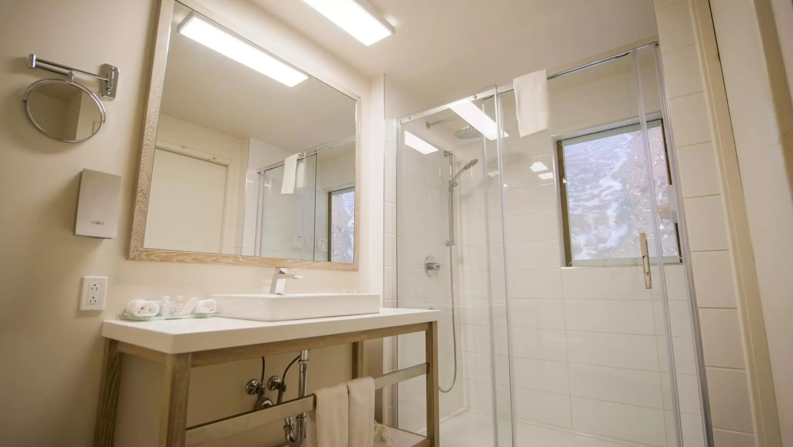 Shower, Bathroom in Manoir Belle Plage