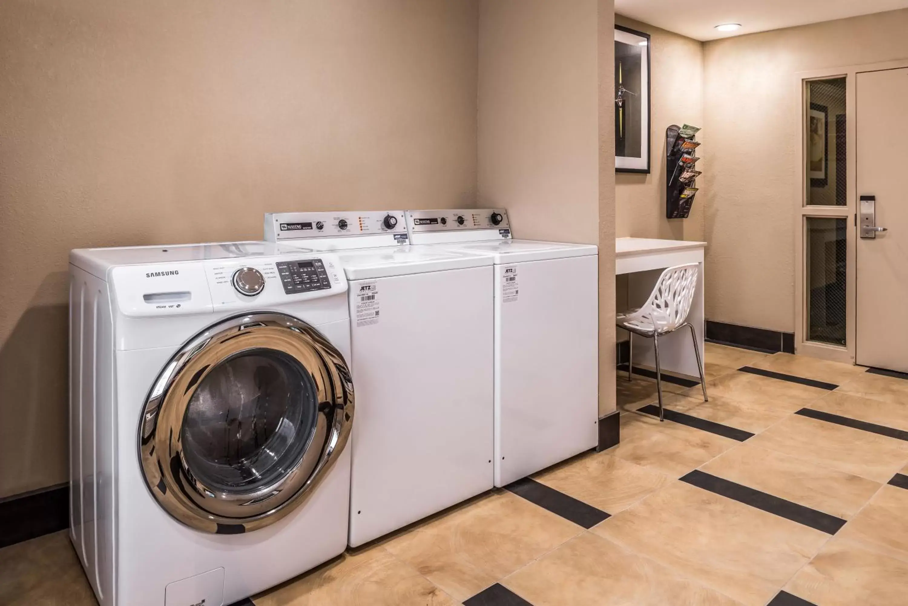 Other, Kitchen/Kitchenette in Candlewood Suites Kansas City, an IHG Hotel