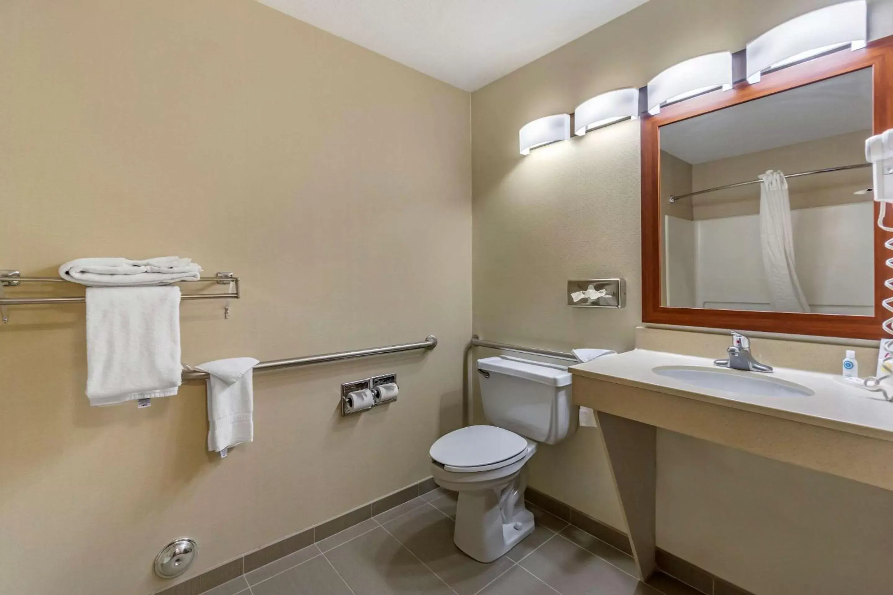 Bathroom in Comfort Inn Kennewick Richland