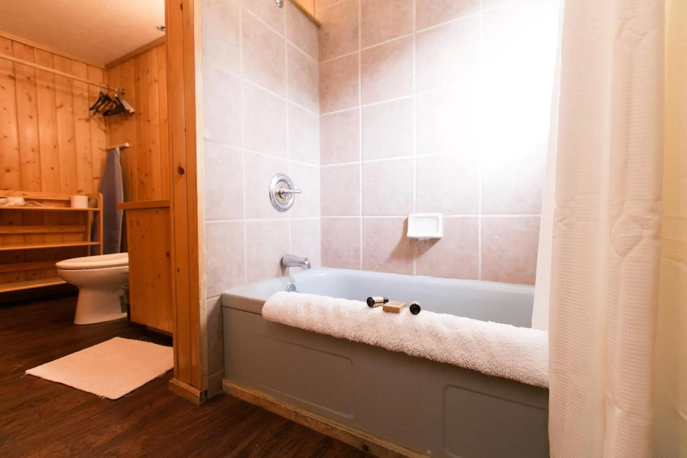 Bathroom in Silver Fork Lodge & Restaurant