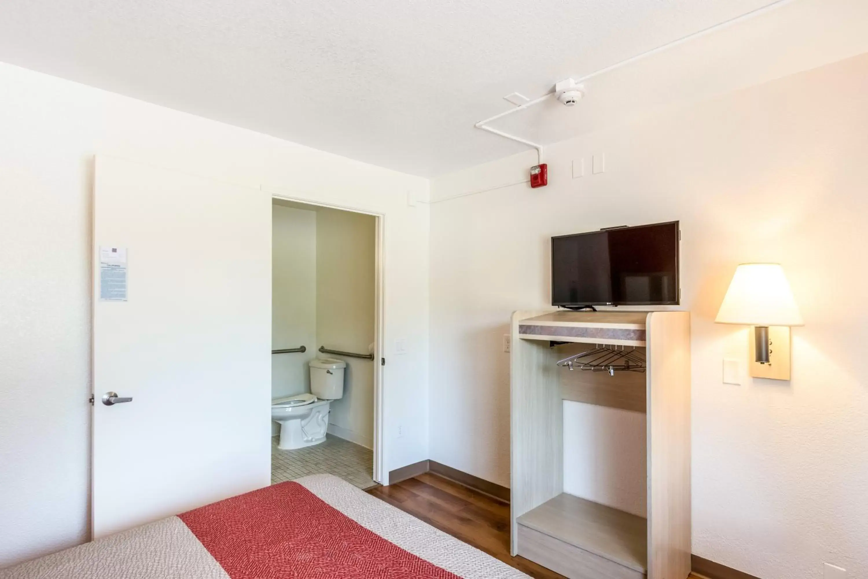 Bedroom, Kitchen/Kitchenette in Motel 6-Redding, CA - Central