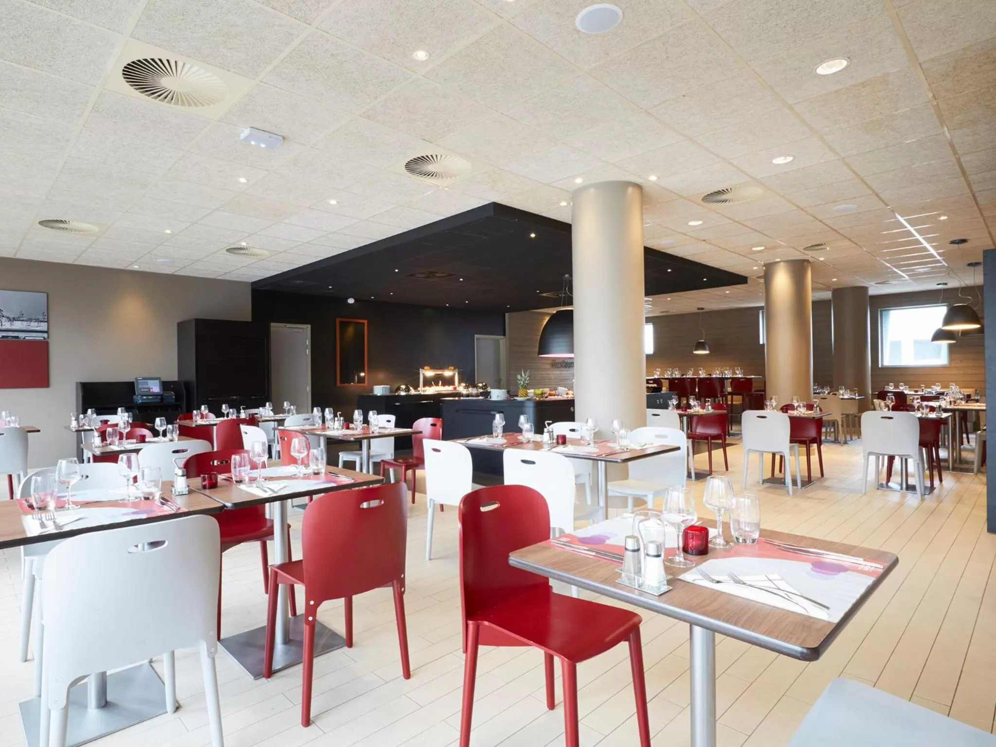 Restaurant/places to eat in Campanile Lille Euralille