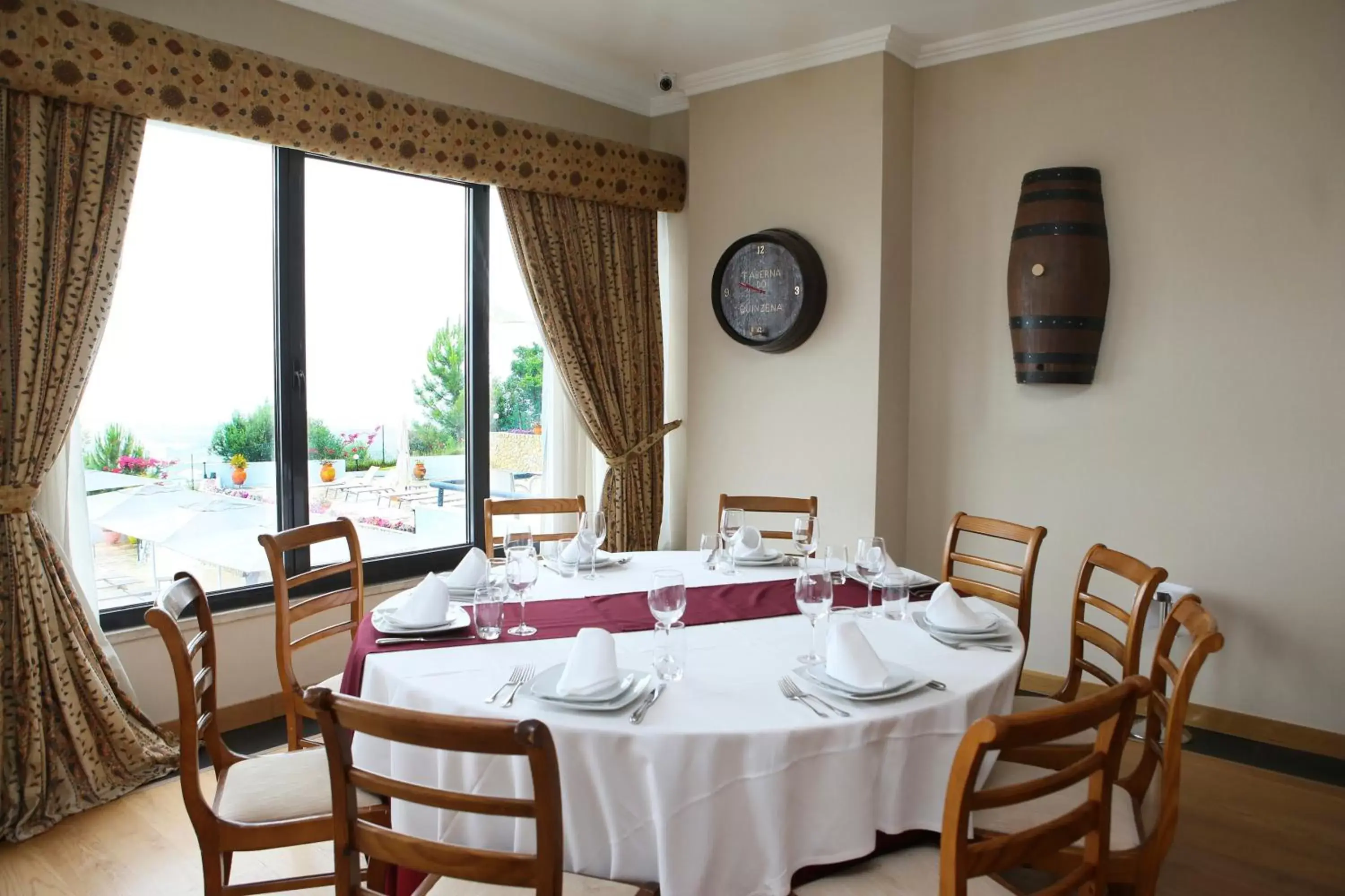 Restaurant/Places to Eat in Santarem Hotel