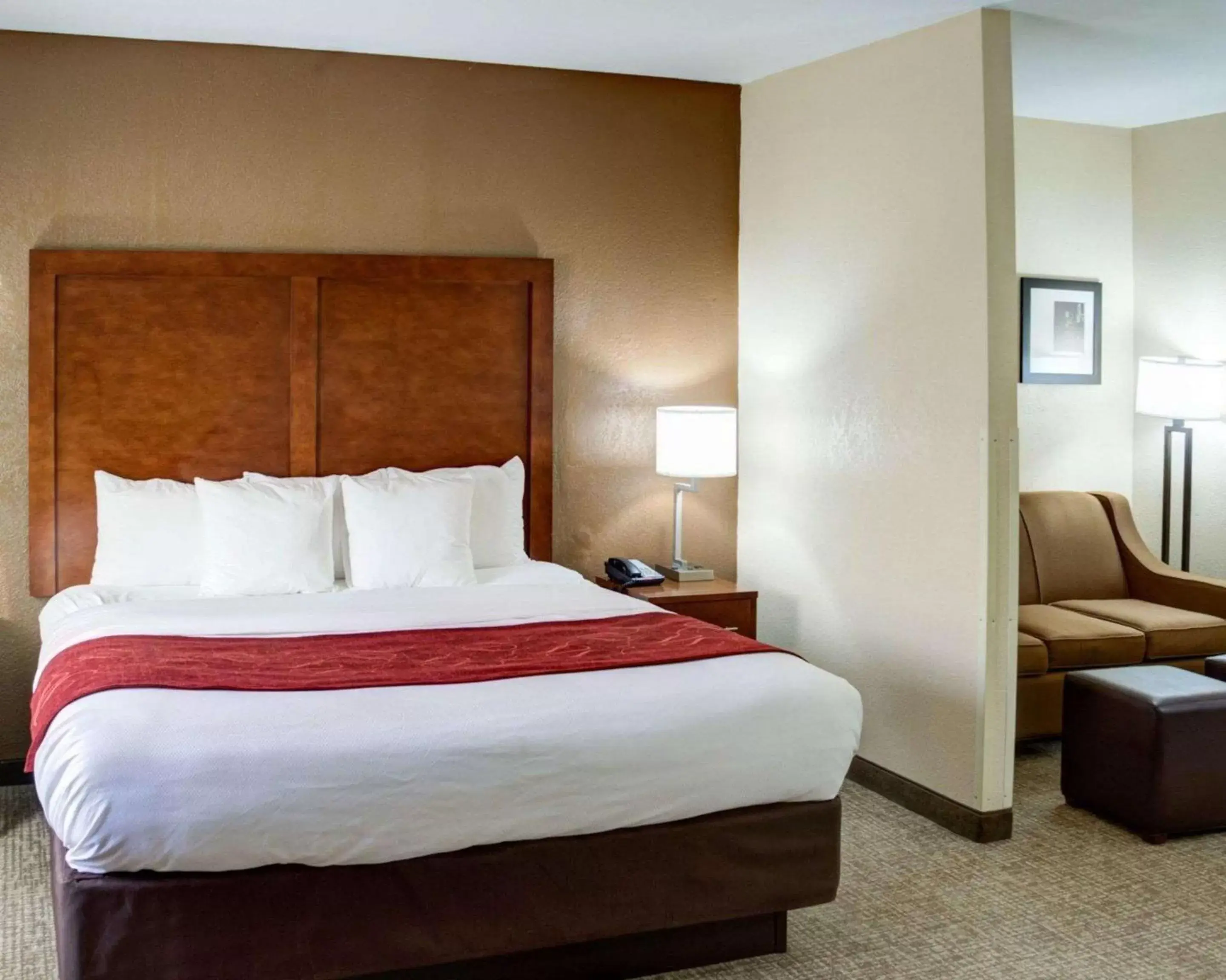 Photo of the whole room, Bed in Comfort Suites Omaha