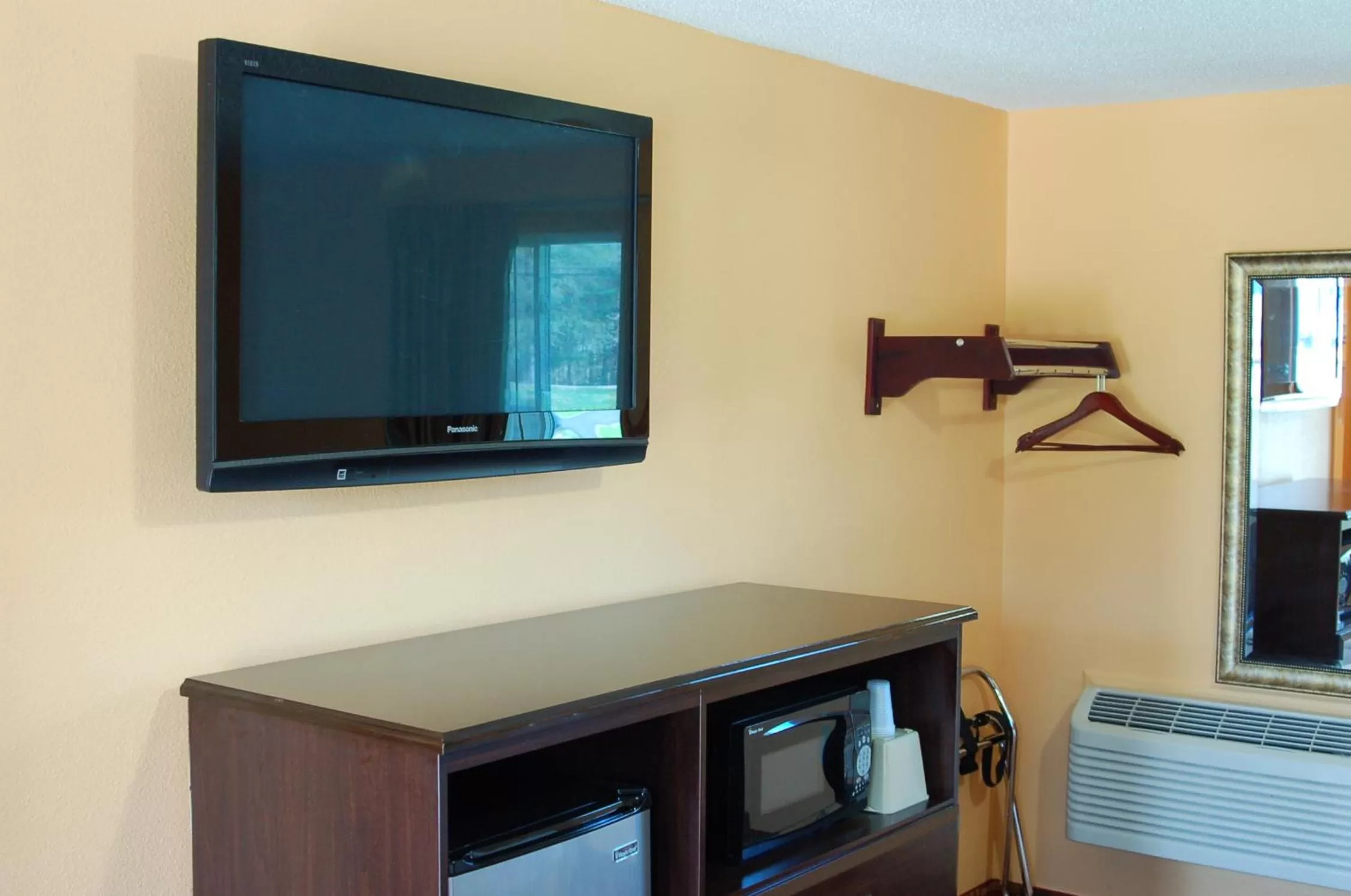 TV and multimedia in BLUE SKY INN Glens Falls-Saratoga-Lake George