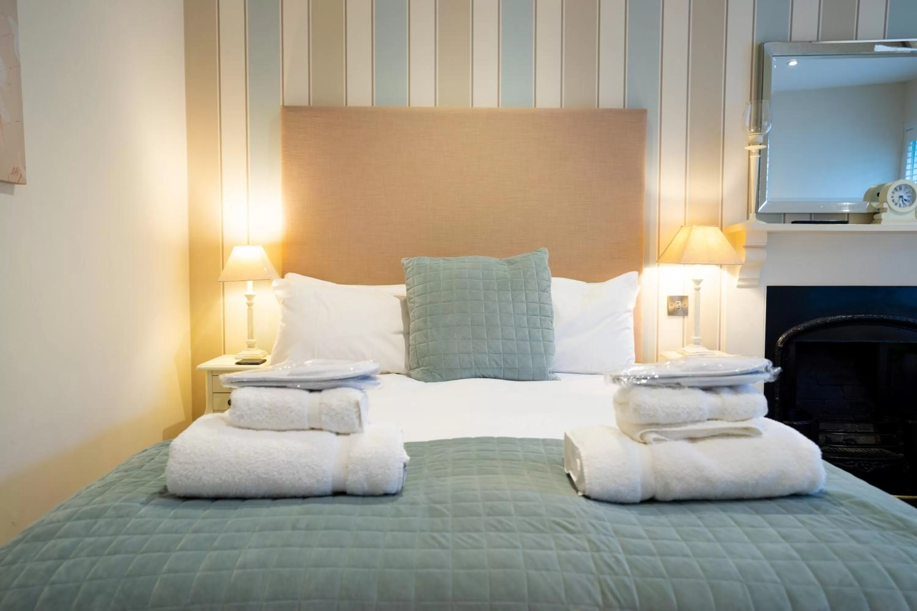 Bedroom, Bed in The Bear & Swan