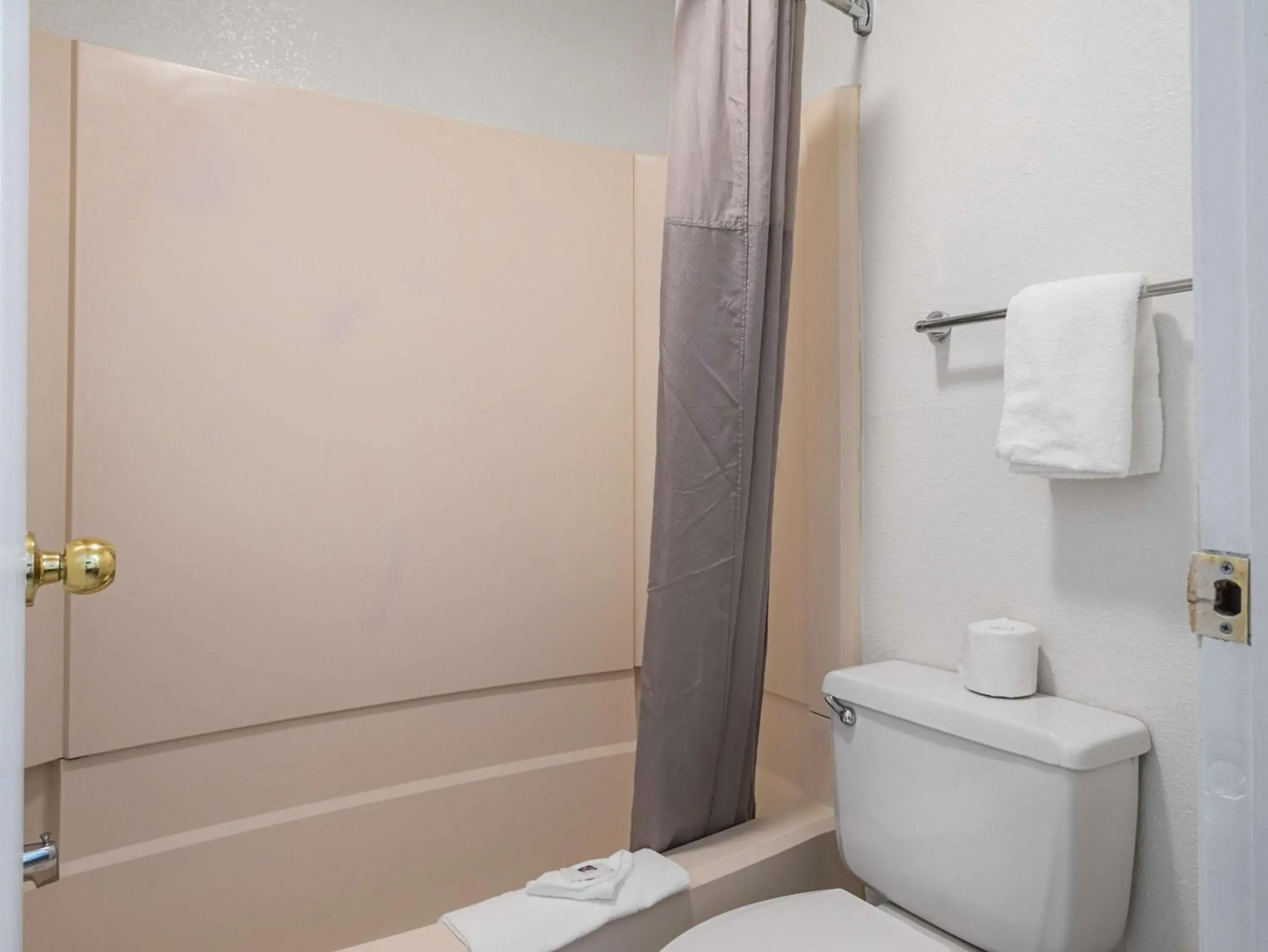 Toilet, Bathroom in Motel 6-Columbus, OH - OSU