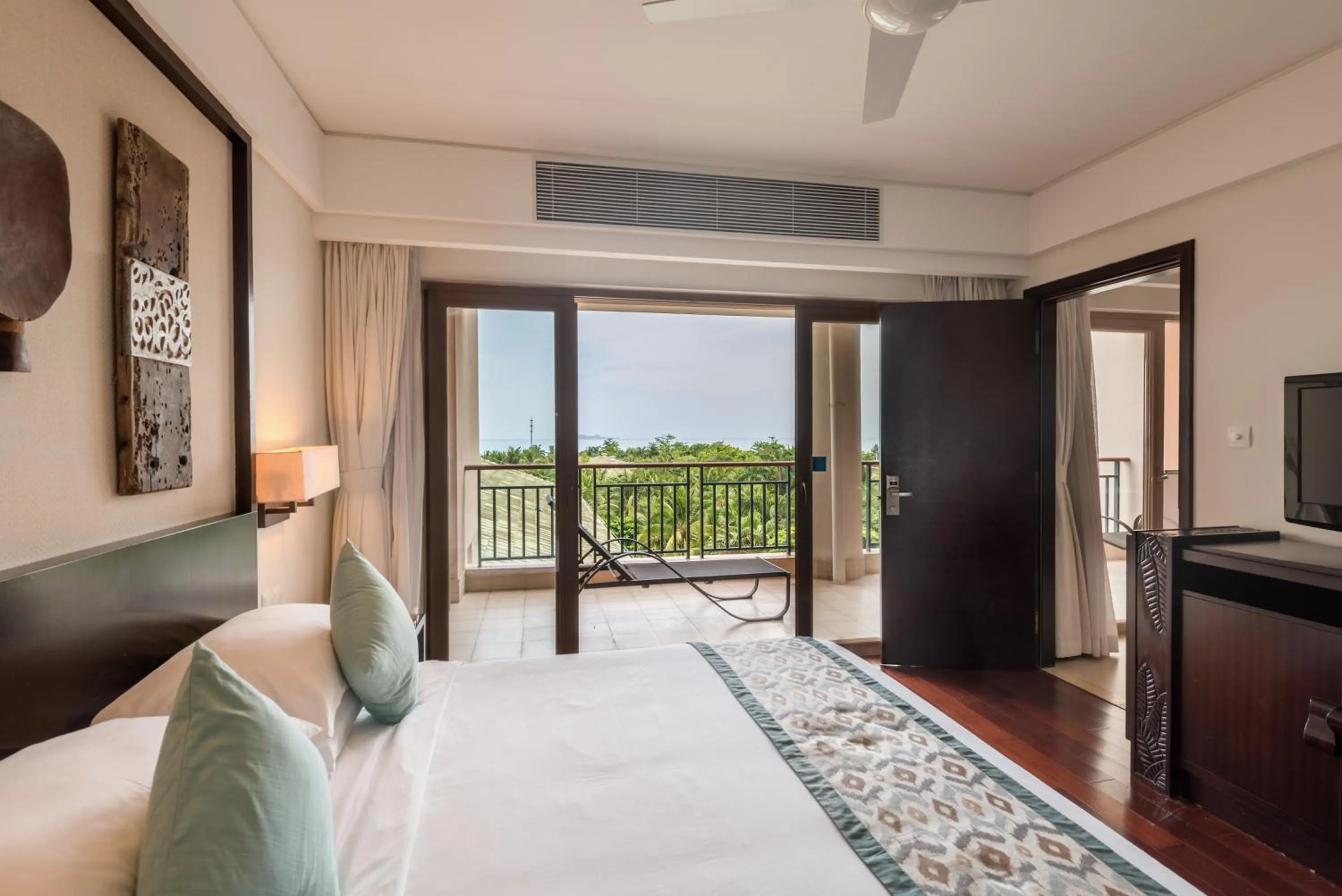 Photo of the whole room, Bed in Howard Johnson Resort Sanya Bay