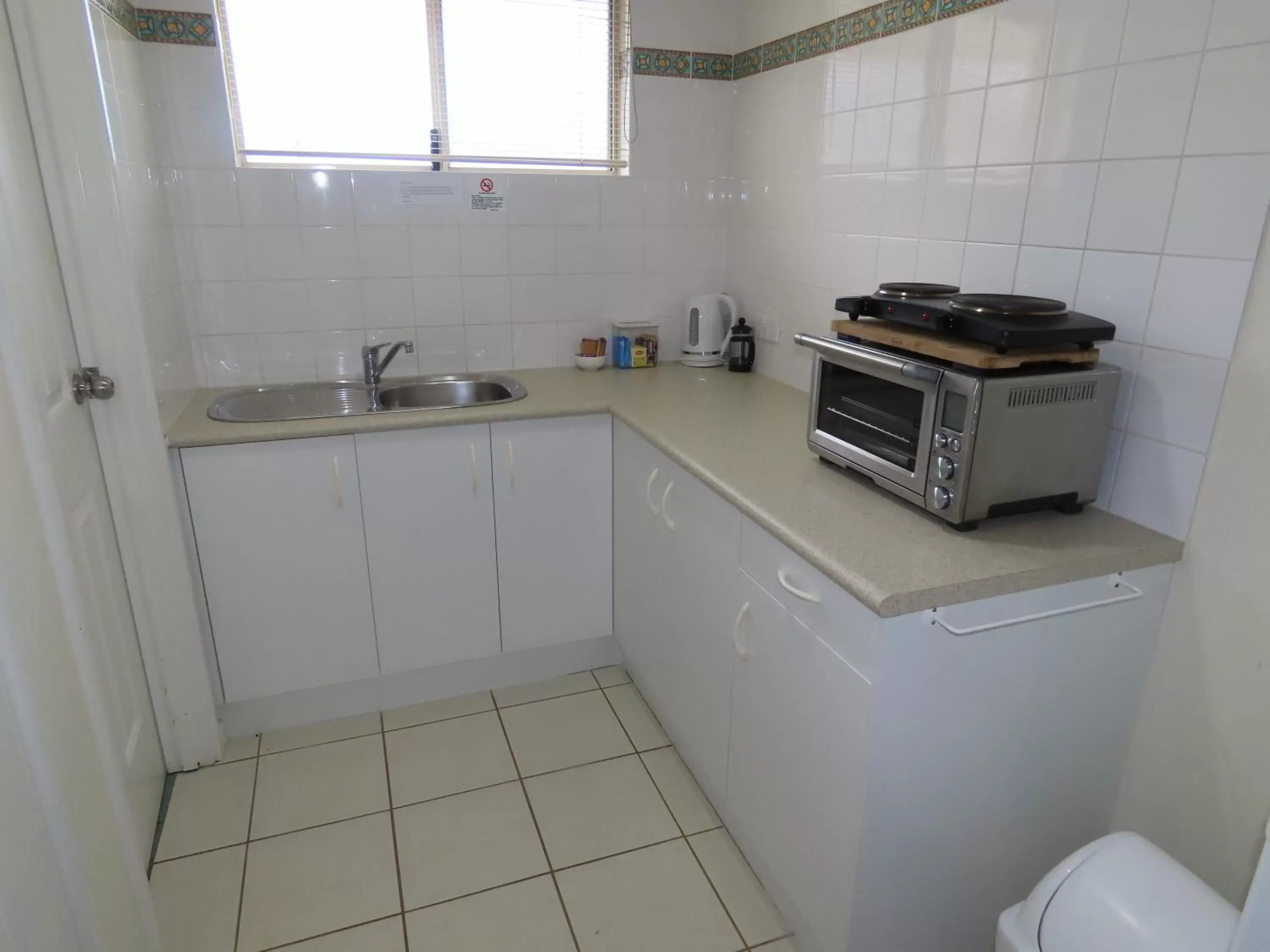 Kitchen or kitchenette, Kitchen/Kitchenette in Emu Point Motel