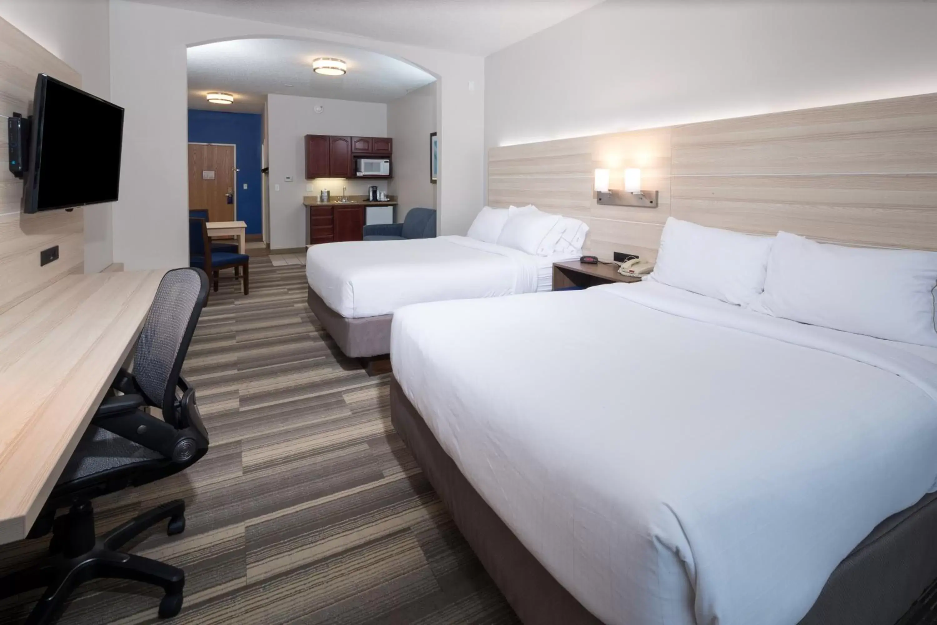 Photo of the whole room, Bed in Holiday Inn Express Hotel & Suites Grand Blanc, an IHG Hotel