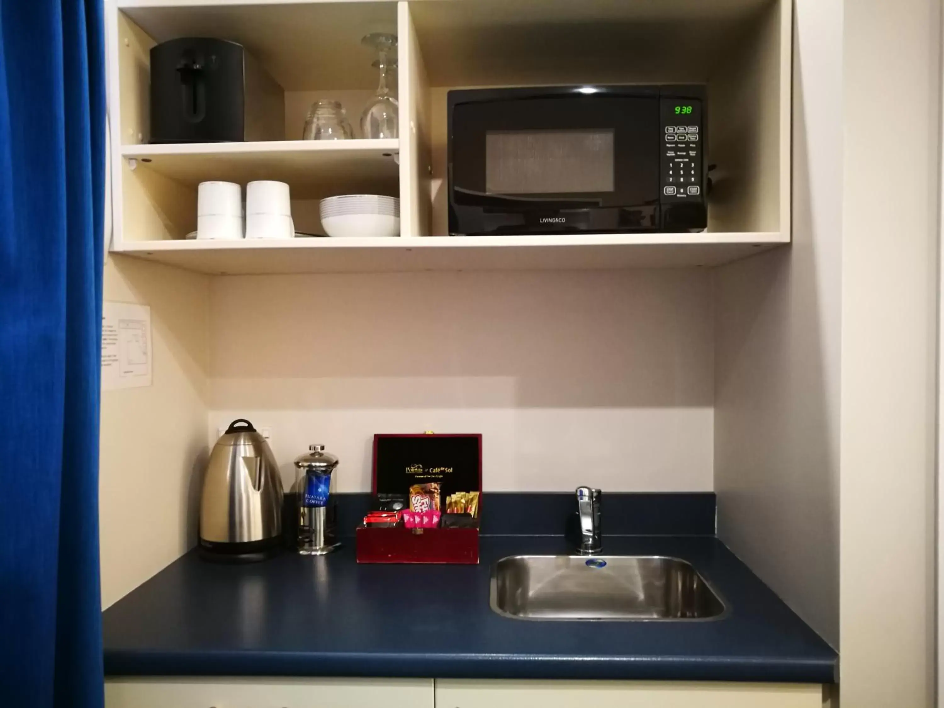 Coffee/tea facilities, Kitchen/Kitchenette in Airport Birches Motel