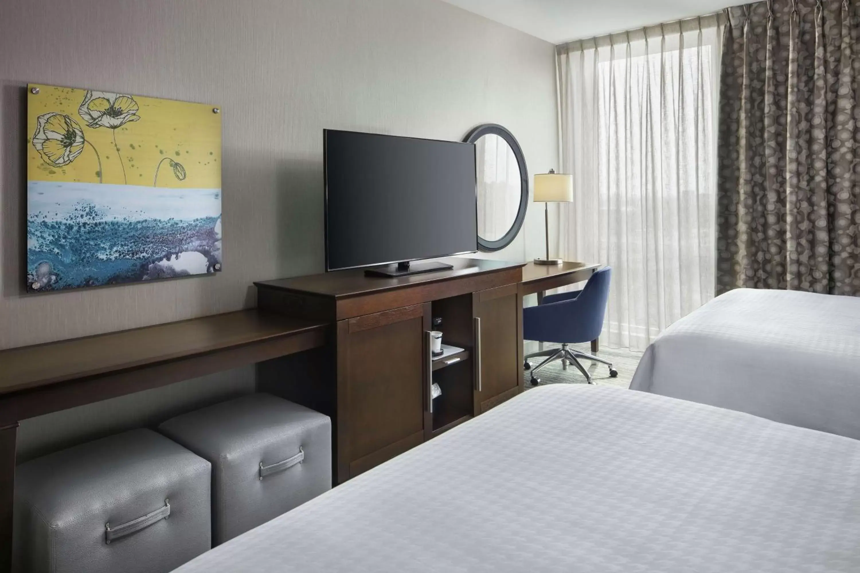 Bedroom, TV/Entertainment Center in Hampton Inn & Suites Teaneck/Glenpointe