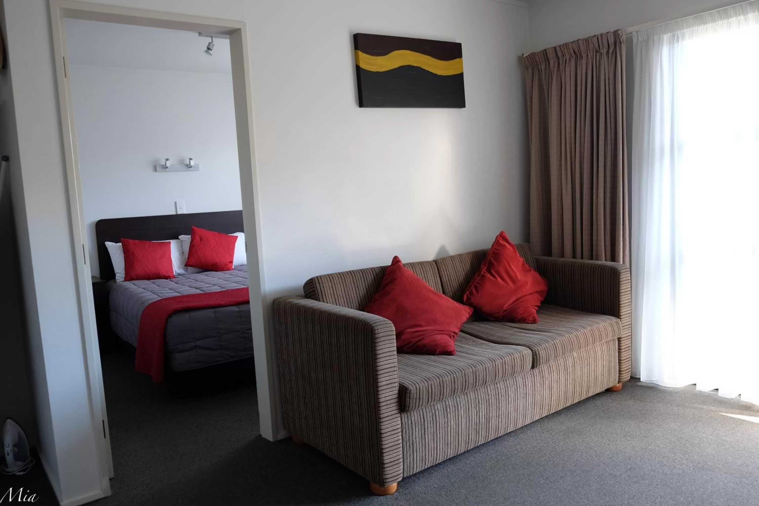 Living room, Bed in Marksman Motor Inn