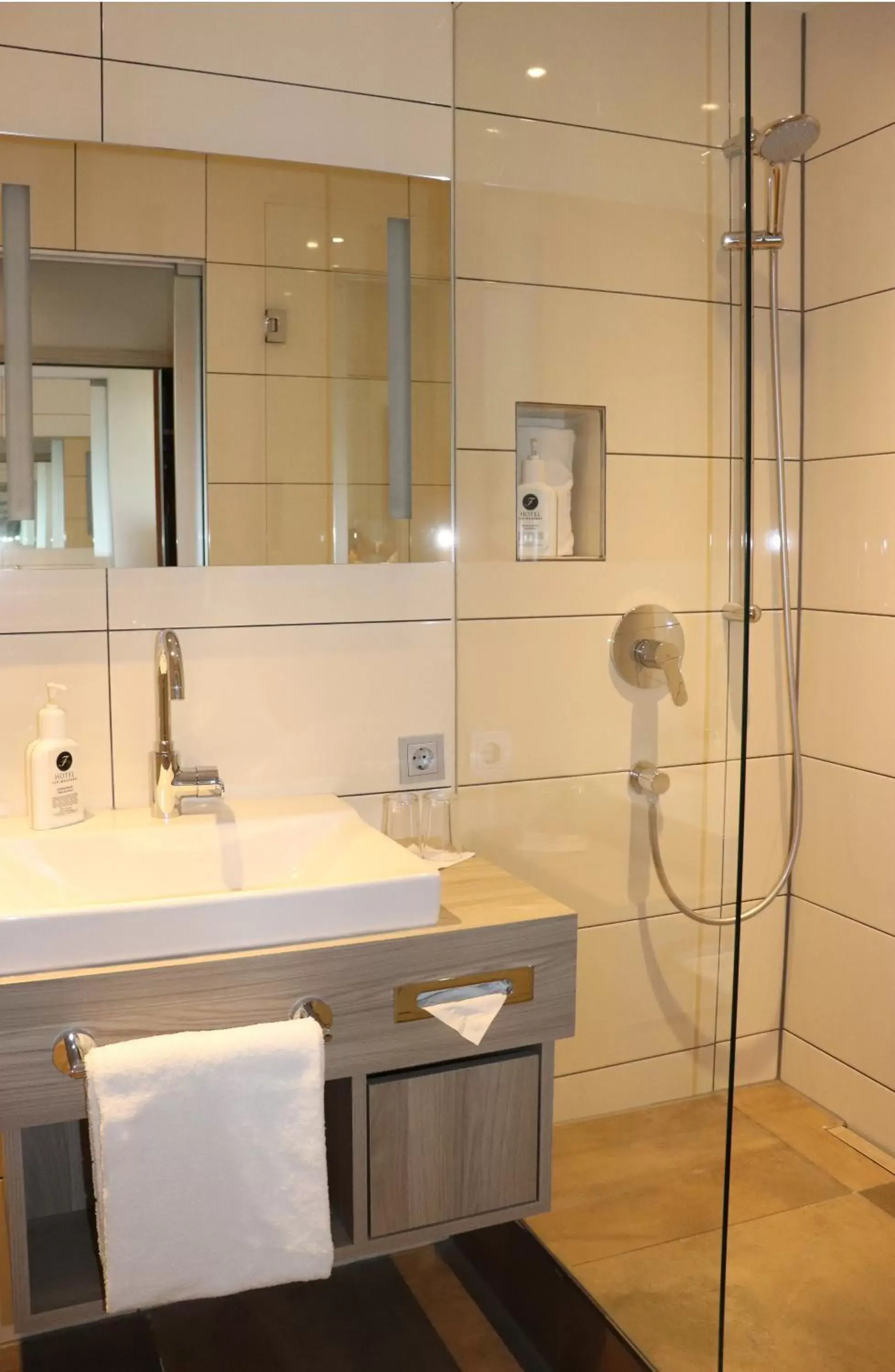 Shower, Bathroom in Feringapark Hotel Unterföhring