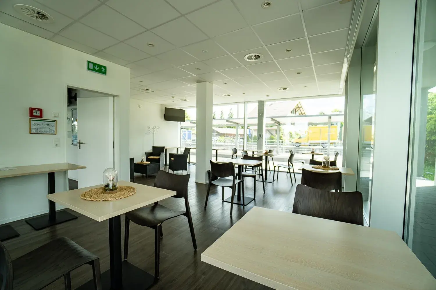 Restaurant/Places to Eat in Hotel Hine Adon Bern Airport