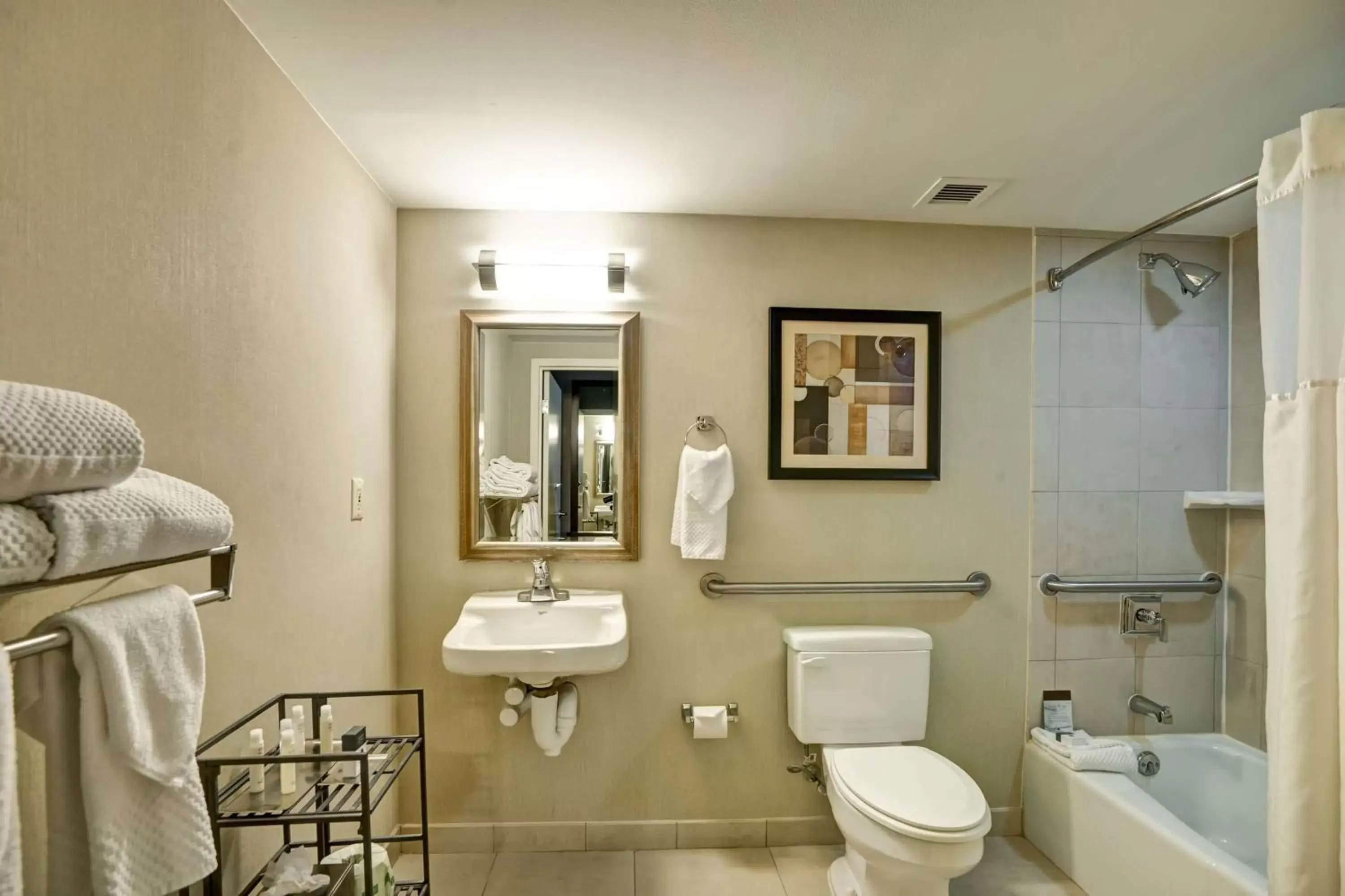 Executive Level Queen Room - Disability Access in DoubleTree by Hilton Downtown Wilmington - Legal District Executive Level Queen Room - Disability Access in DoubleTree by Hilton Downtown Wilmington - Legal District